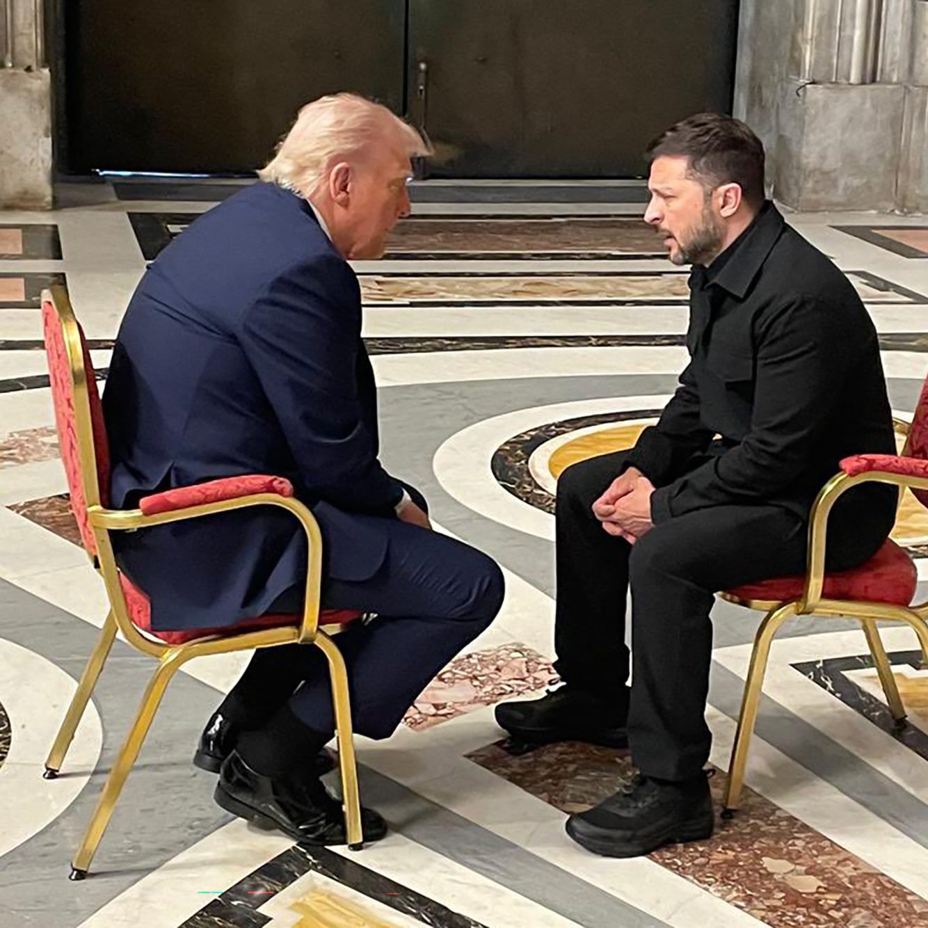 Ein Bild, das neue Hoffnung weckt. Am Rande des Papst-Begräbnisses in Rom saßen sich US-Präsident Trump und sein ukrainisches Pendant Selenskyi für kurze Zeit gegenüber.