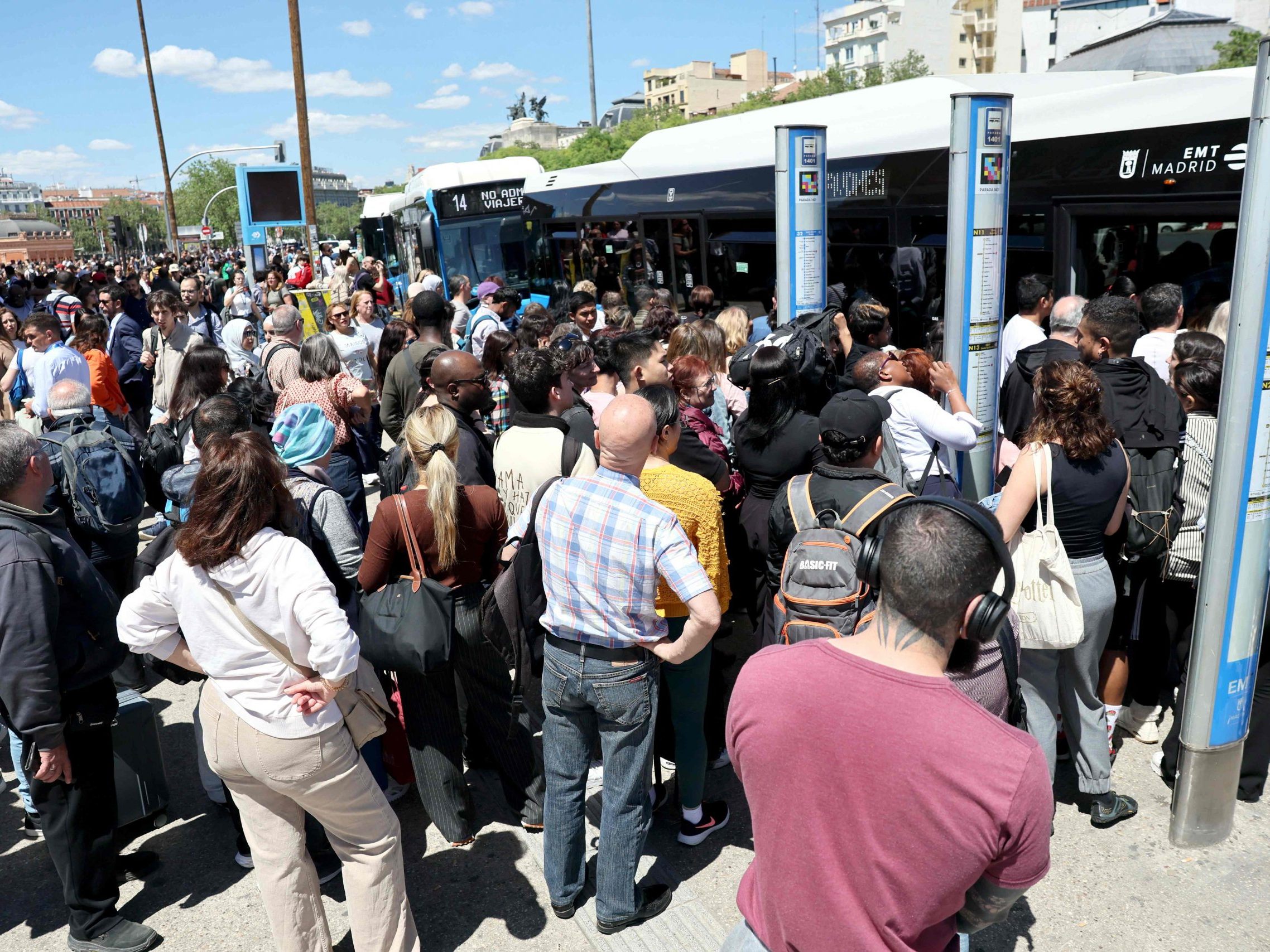 Nach dem Stromausfall steht der öffentliche Verkehr in ganz Spanien still. Nach dem Stromausfall steht der öffentliche Verkehr in ganz Spanien still.