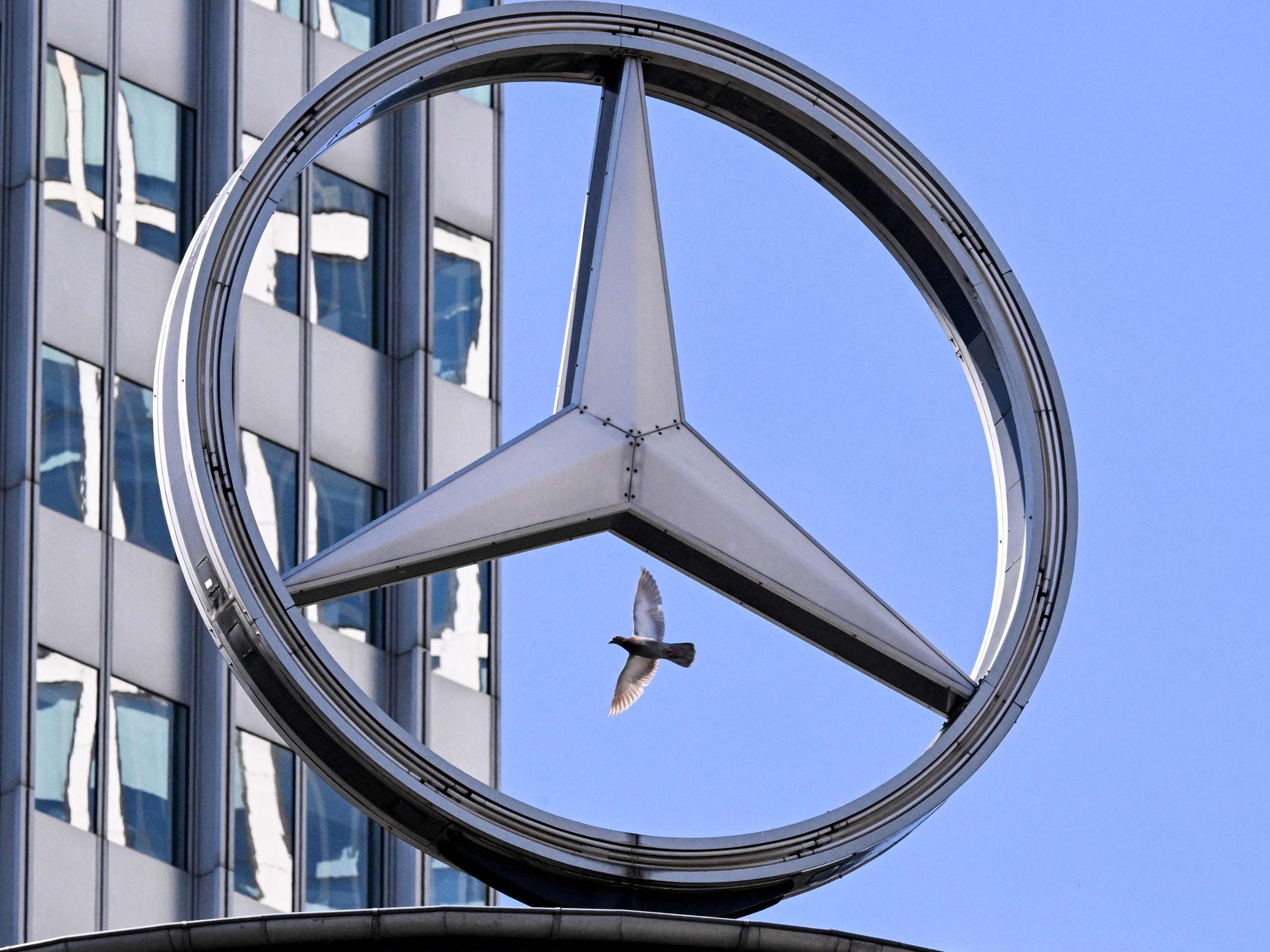 Den deutschen Autobauern geht es nicht gut. Mercedes-Benz und VW vermelden drastische Gewinneinbrüche.