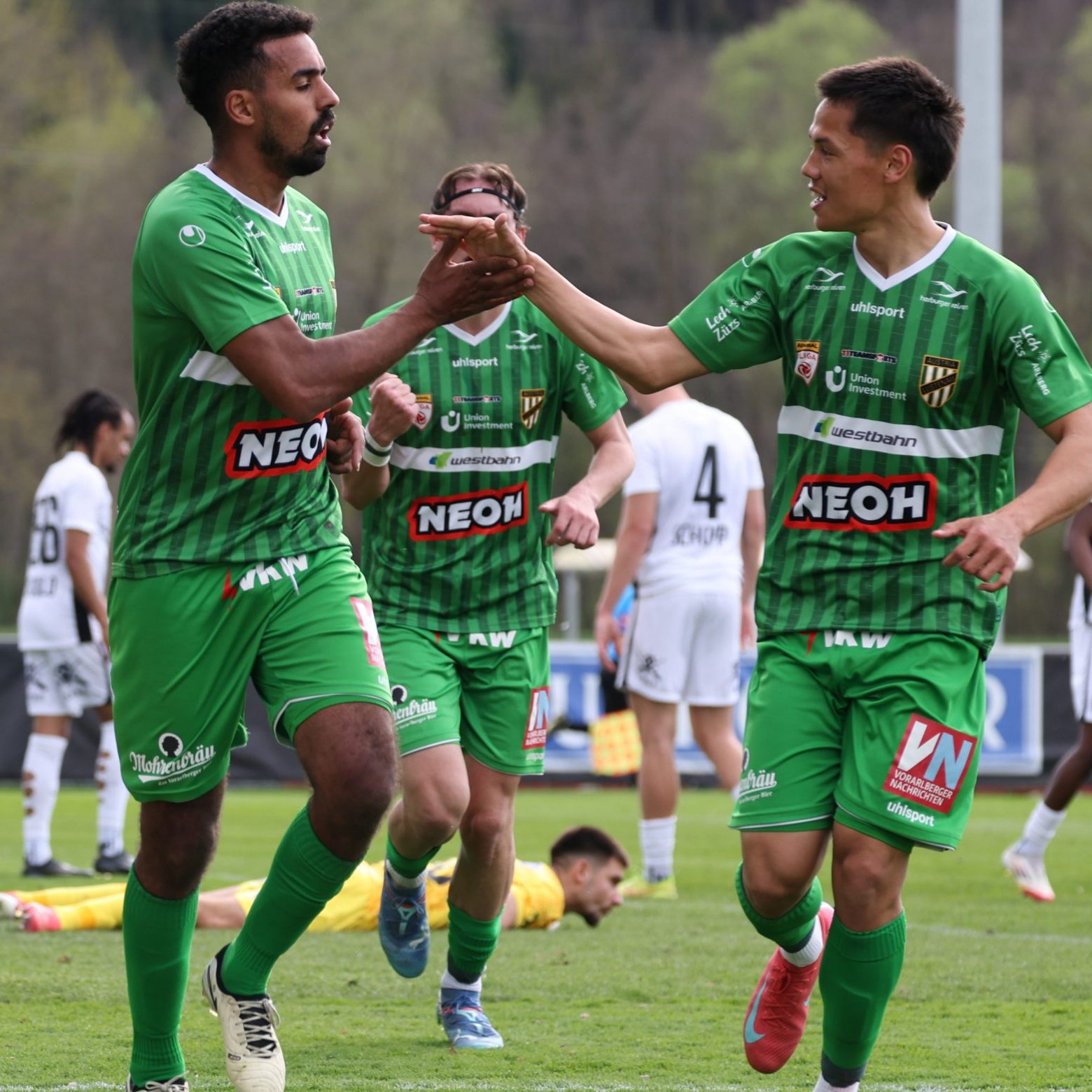 Gold-Torschütze Seifedin Chabbi (l.) darf sich zu Recht feiern lassen.