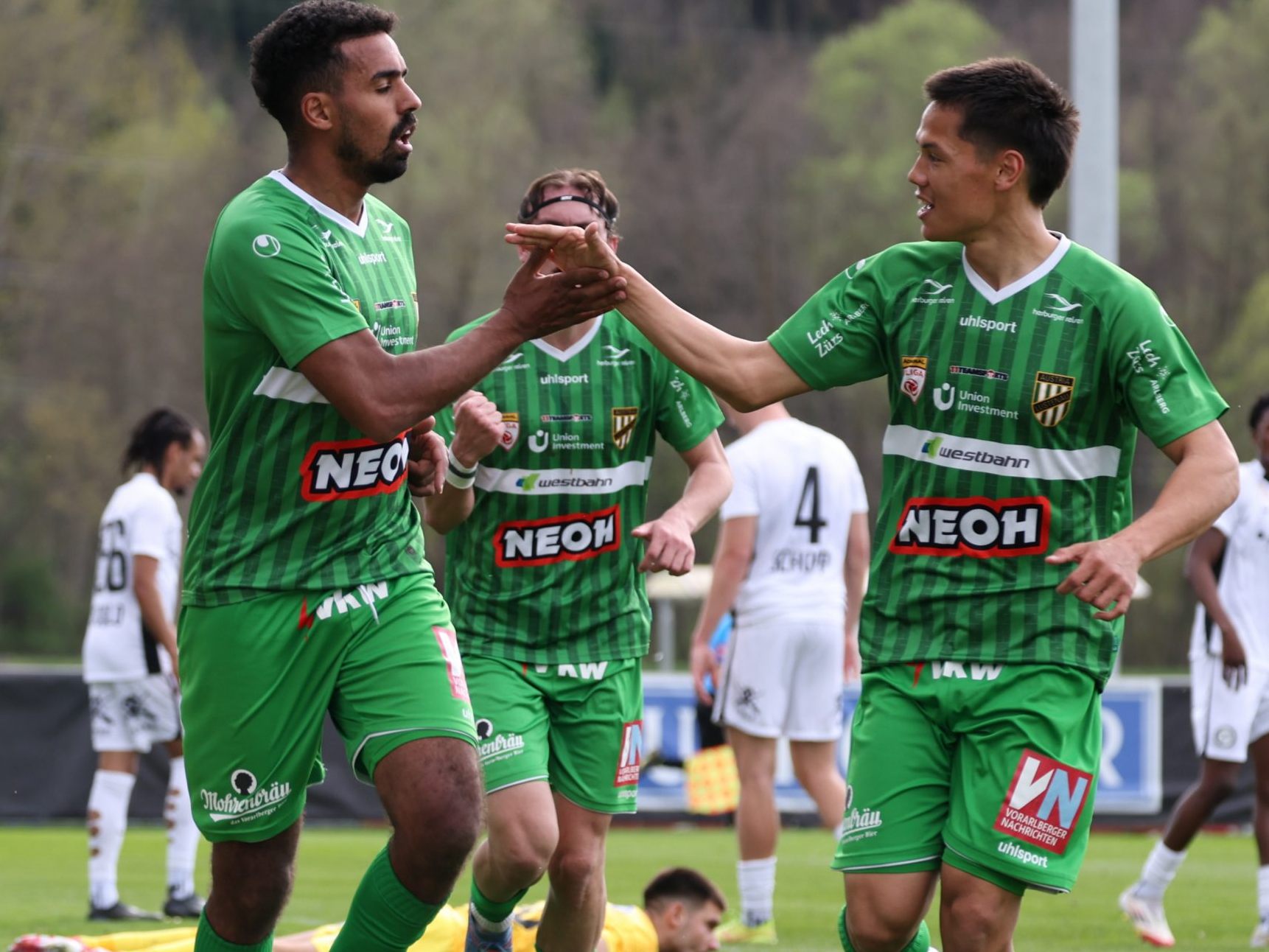 Gold-Torschütze Seifedin Chabbi (l.) darf sich zu Recht feiern lassen.