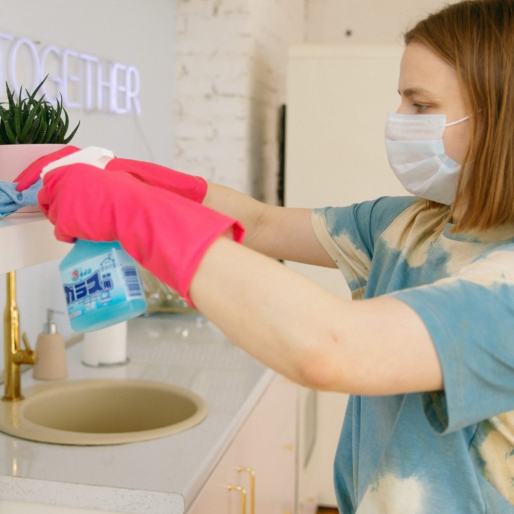 Mit einem einfachen Trick bleiben Oberflächen im Haushalt länger staubfrei. (Symbolbild)