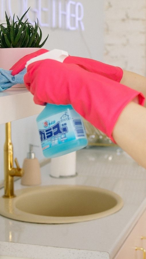 Mit einem einfachen Trick bleiben Oberflächen im Haushalt länger staubfrei. (Symbolbild)