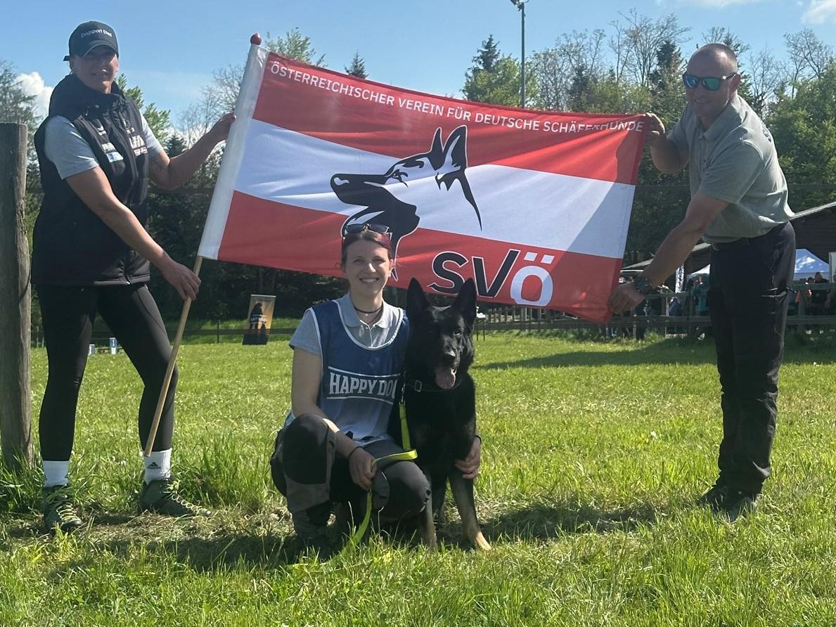 Nina posiert mit Hund Ero nach dem Sieg.