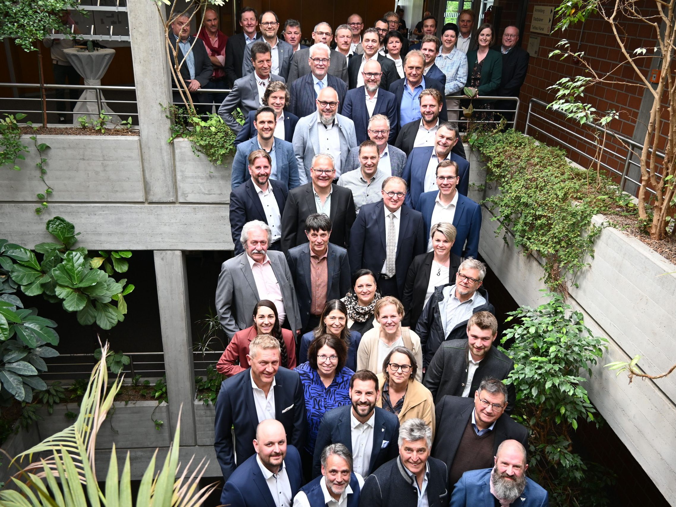 Die 27 Bürgermeister*innen und ihre Stellvertreter*innen traten am Mittwoch, 23. April, offiziell ihren Dienst an. Die 27 Bürgermeister*innen und ihre Stellvertreter*innen traten am Mittwoch, 23. April, offiziell ihren Dienst an.