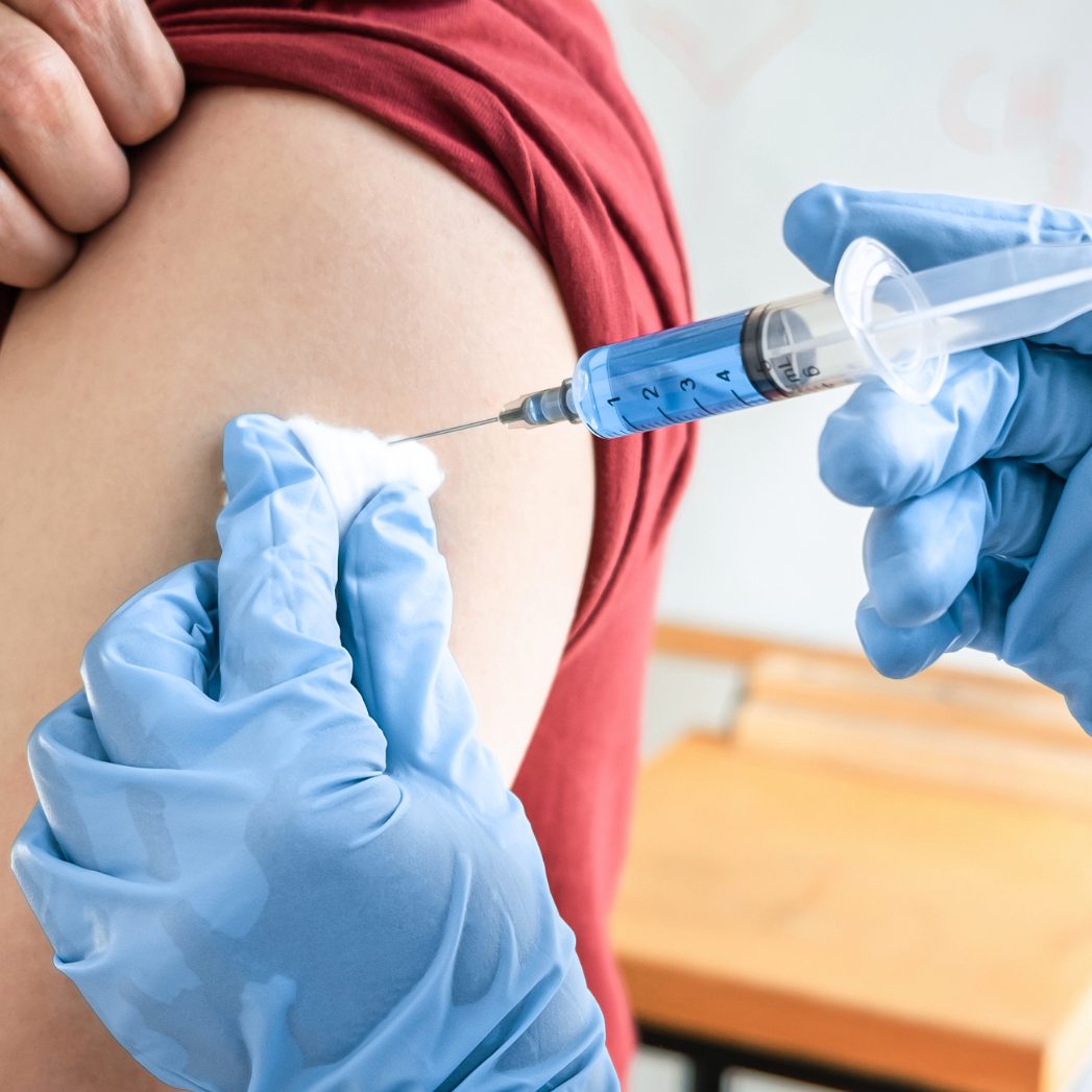 Valnevas Chikungunya-Impfstoff ist in der EU nun ab zwölf Jahren zugelassen.