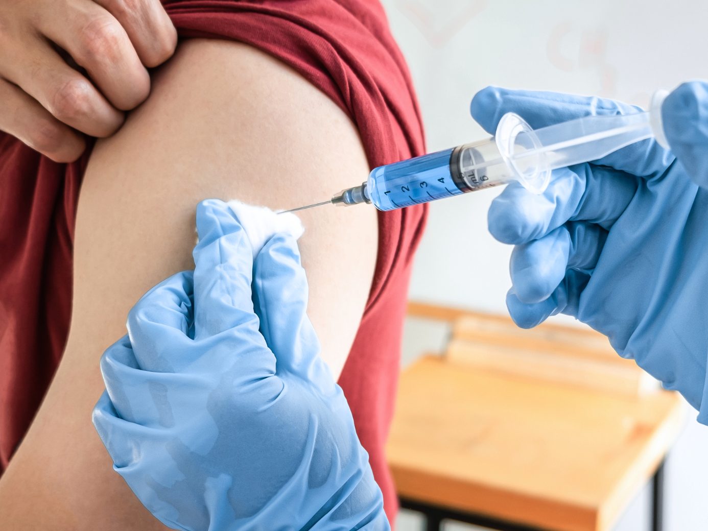 Valnevas Chikungunya-Impfstoff ist in der EU nun ab zwölf Jahren zugelassen.