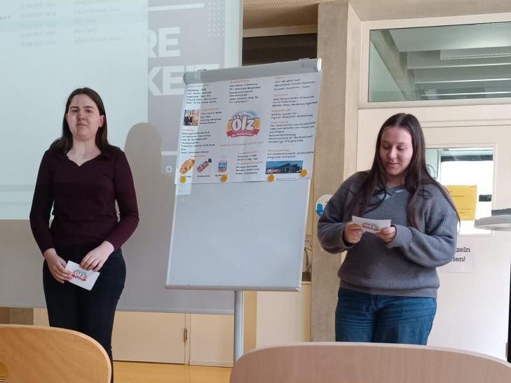 Elina und Nadin präsentieren die Firma Ölz Elina und Nadin präsentieren die Firma Ölz