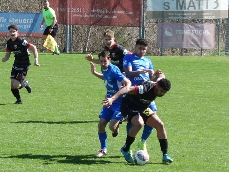 Für Schwarzenberg gilt es, den Bizau-Topscorer Uelder Barbosa in Schach zu halten. Für Schwarzenberg gilt es, den Bizau-Topscorer Uelder Barbosa in Schach zu halten.