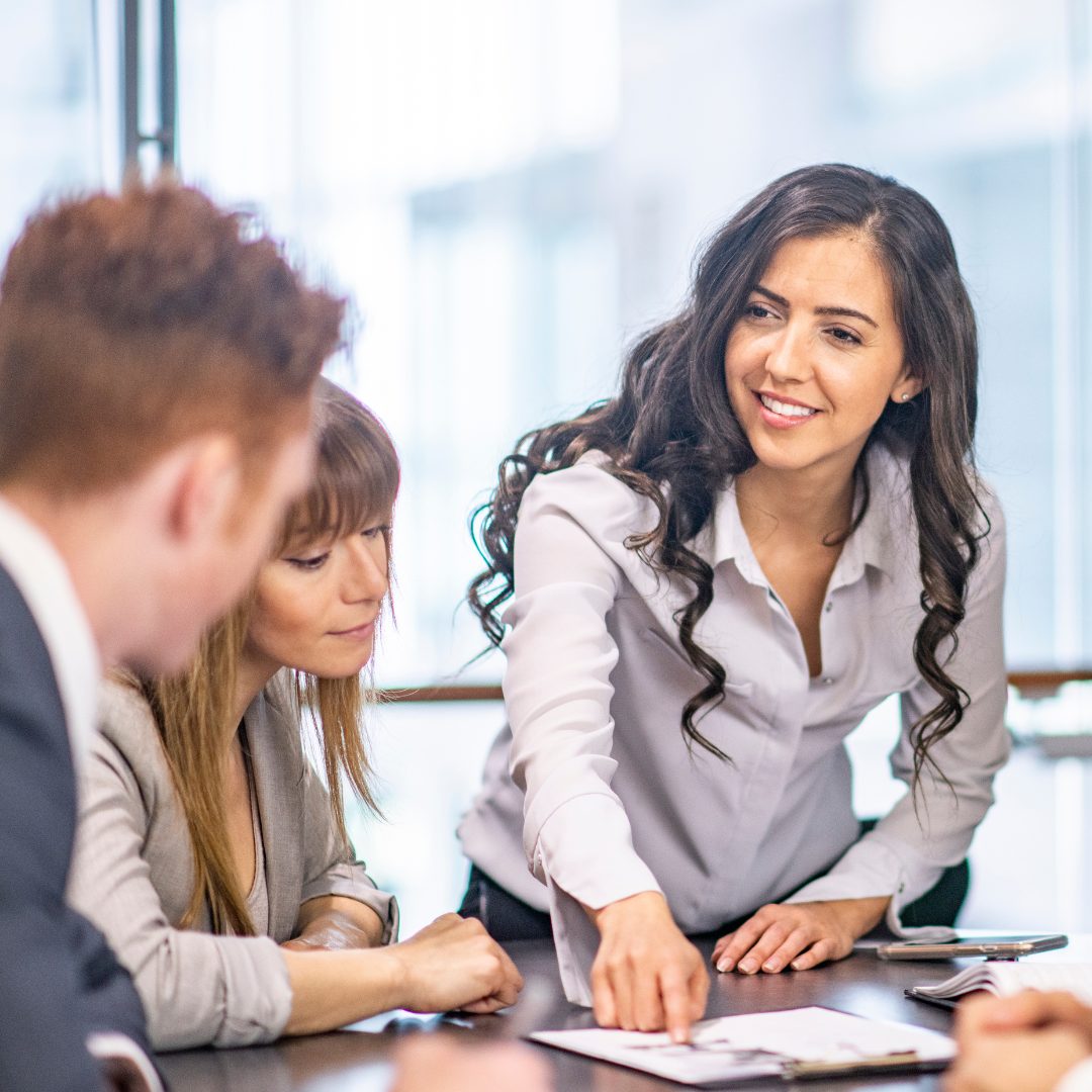 Bis 2029 soll die Frauenquote in Aufsichtsräten von Bundesbetrieben auf 50 % steigen. Der Ministerrat beschließt die Maßnahme per Umlauf.