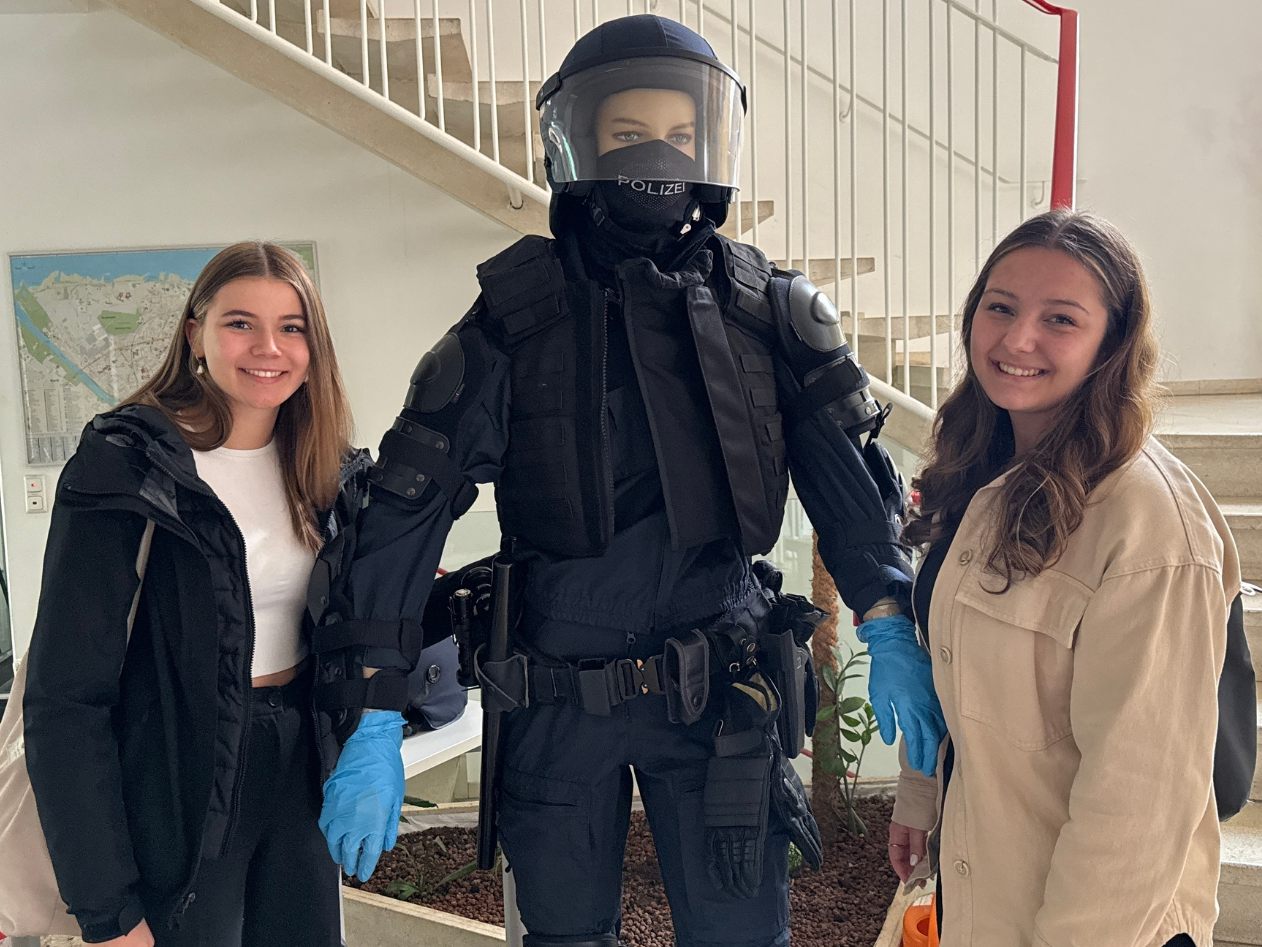 Der Girls Day bei der Polizei war ein voller Erfolg. Der Girls Day bei der Polizei war ein voller Erfolg.