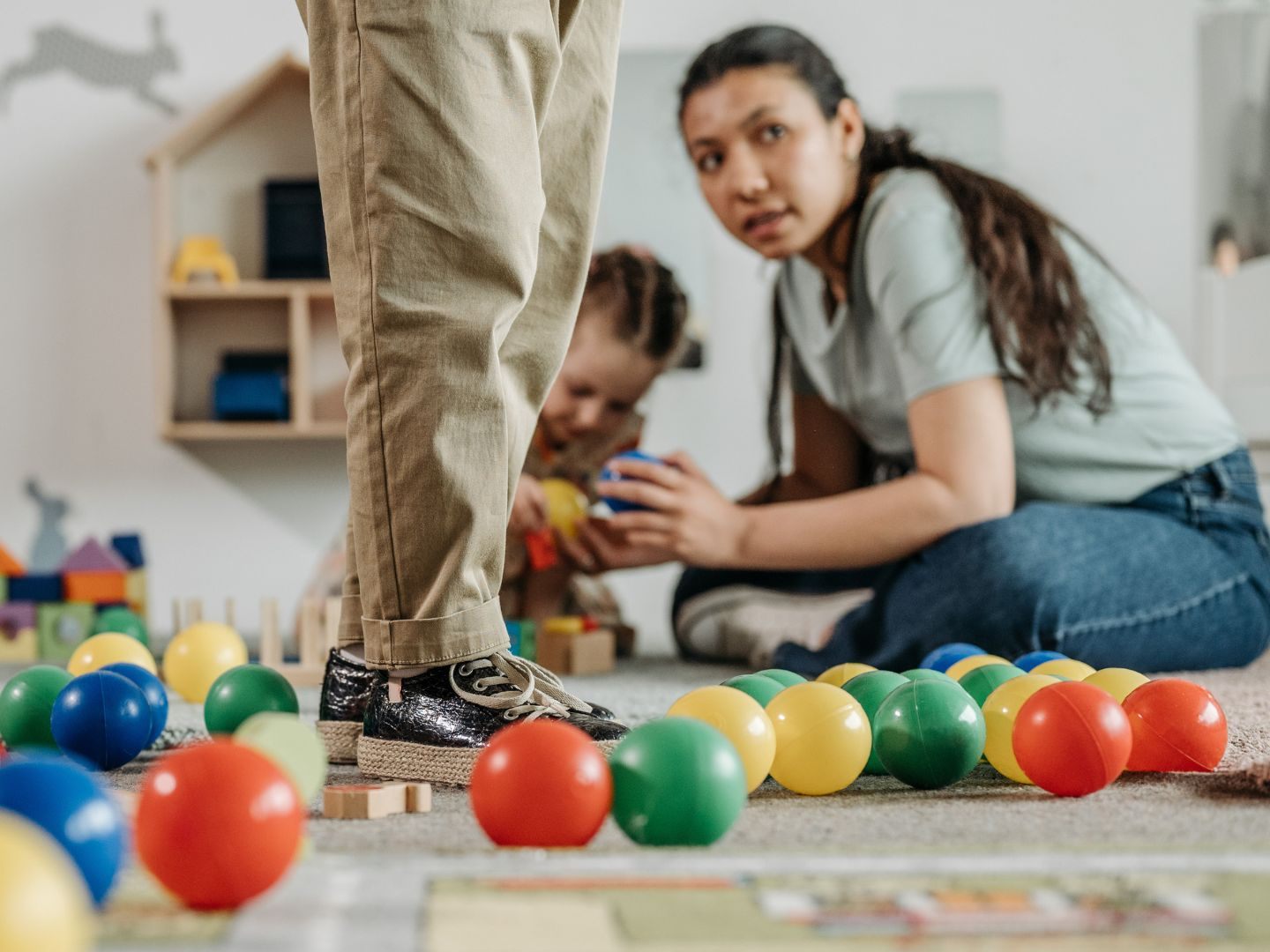 Mit Einführung des zweiten verpflichtenden Kindergartenjahres droht in den ohnehin von Personalmangel geplagten Kindergärten Wiens Chaos. Mit Einführung des zweiten verpflichtenden Kindergartenjahres droht in den ohnehin von Personalmangel geplagten Kindergärten Wiens Chaos.