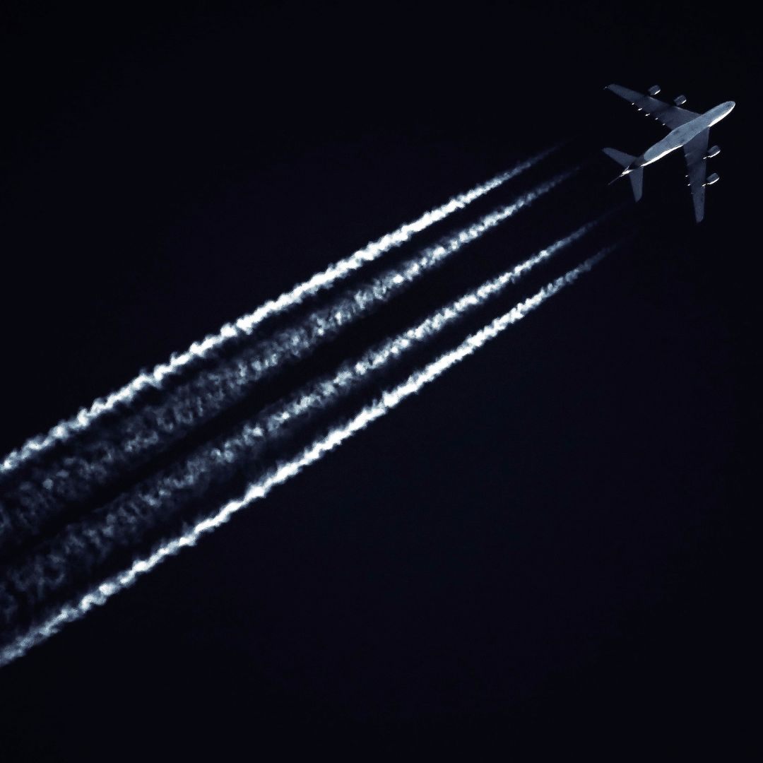 Die Treibhausgas-Emissionen durch den Flugverkehr sind beinahe wieder auf Vor-Corona-Niveau.