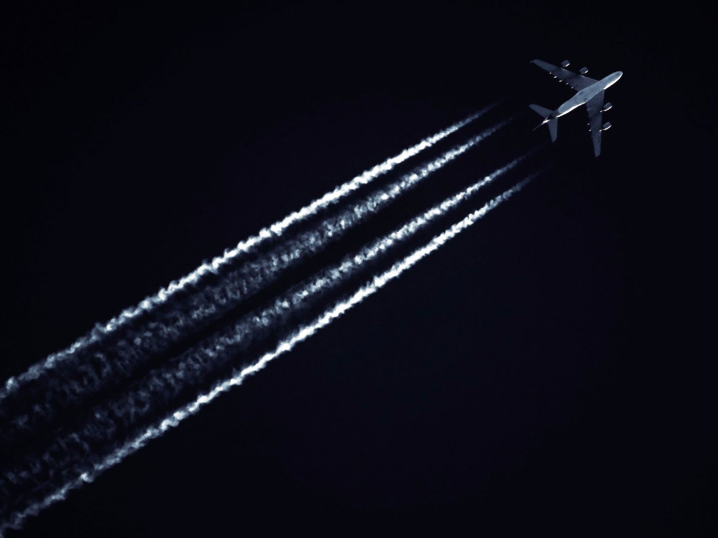 Die Treibhausgas-Emissionen durch den Flugverkehr sind beinahe wieder auf Vor-Corona-Niveau.