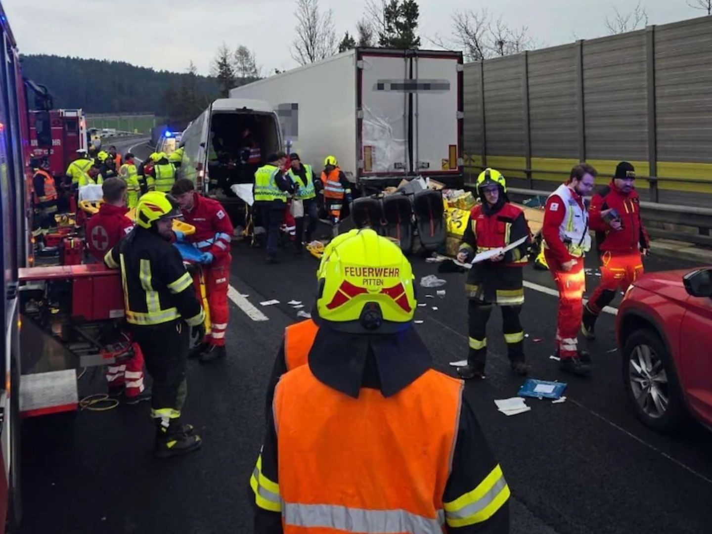 Großeinsatz nach Unfall mit Kleinbus und Lkw auf der A2. Großeinsatz nach Unfall mit Kleinbus und Lkw auf der A2.
