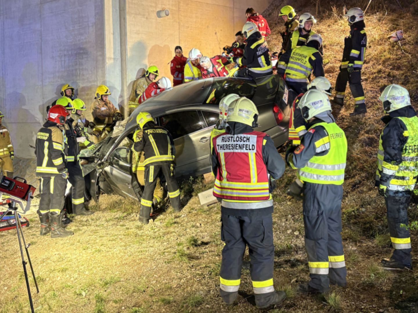 Lenker und Beifahrer wurden bei dem Unfall schwer verletzt.