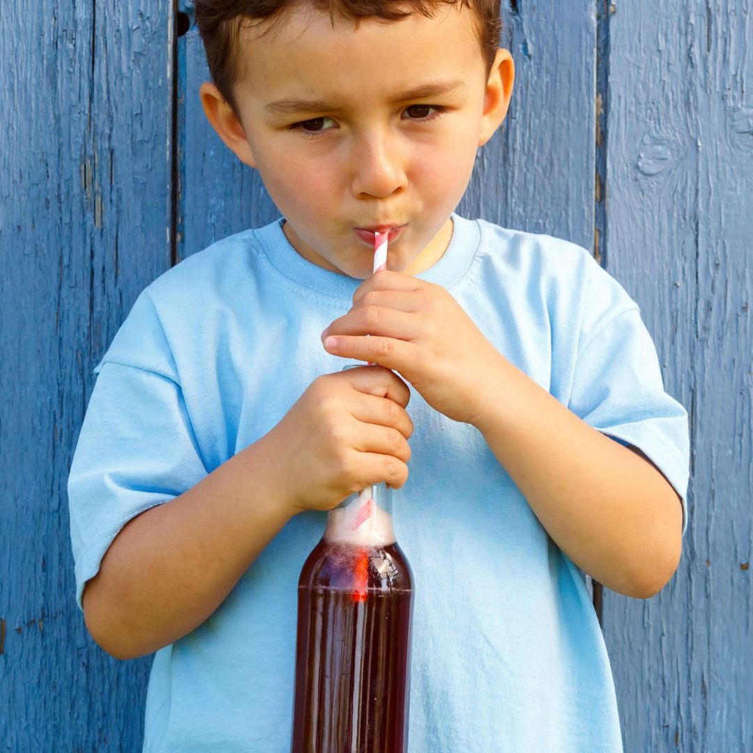 Im Schnitt enthält ein Kindergetränk sechs Stück Würfelzucker.