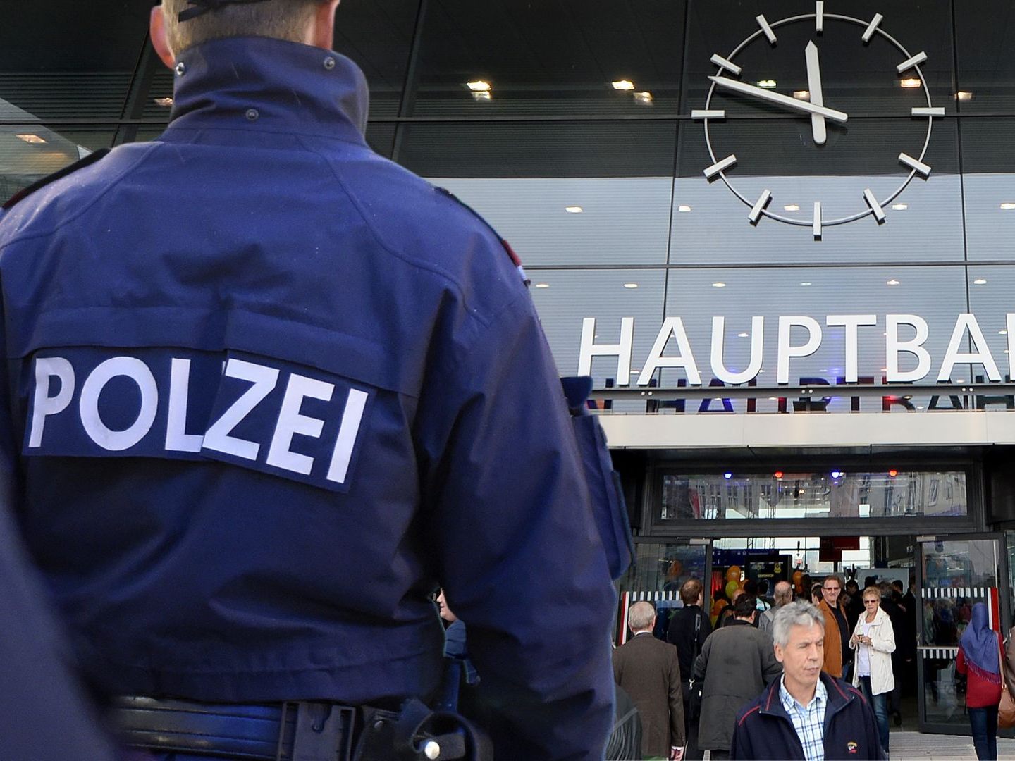 Beim Wiener Hauptbahnhof kam es zu einer schweren Auseinandersetzung, die ein Todesopfer forderte. Beim Wiener Hauptbahnhof kam es zu einer schweren Auseinandersetzung, die ein Todesopfer forderte.