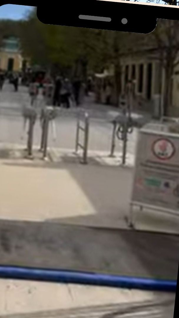 Zoobesucher werden gebeten, zum Schutz der Tiere über die Desinfektionsmatten zu gehen.