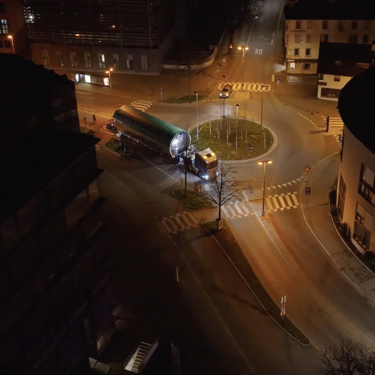 Spektakuläre Bilder vom Schwertransport.