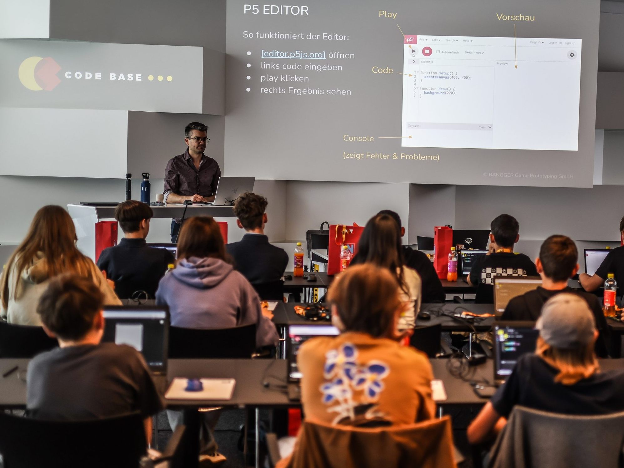 Im Code Base Camp wird praxis- und teamorientiert gelernt.