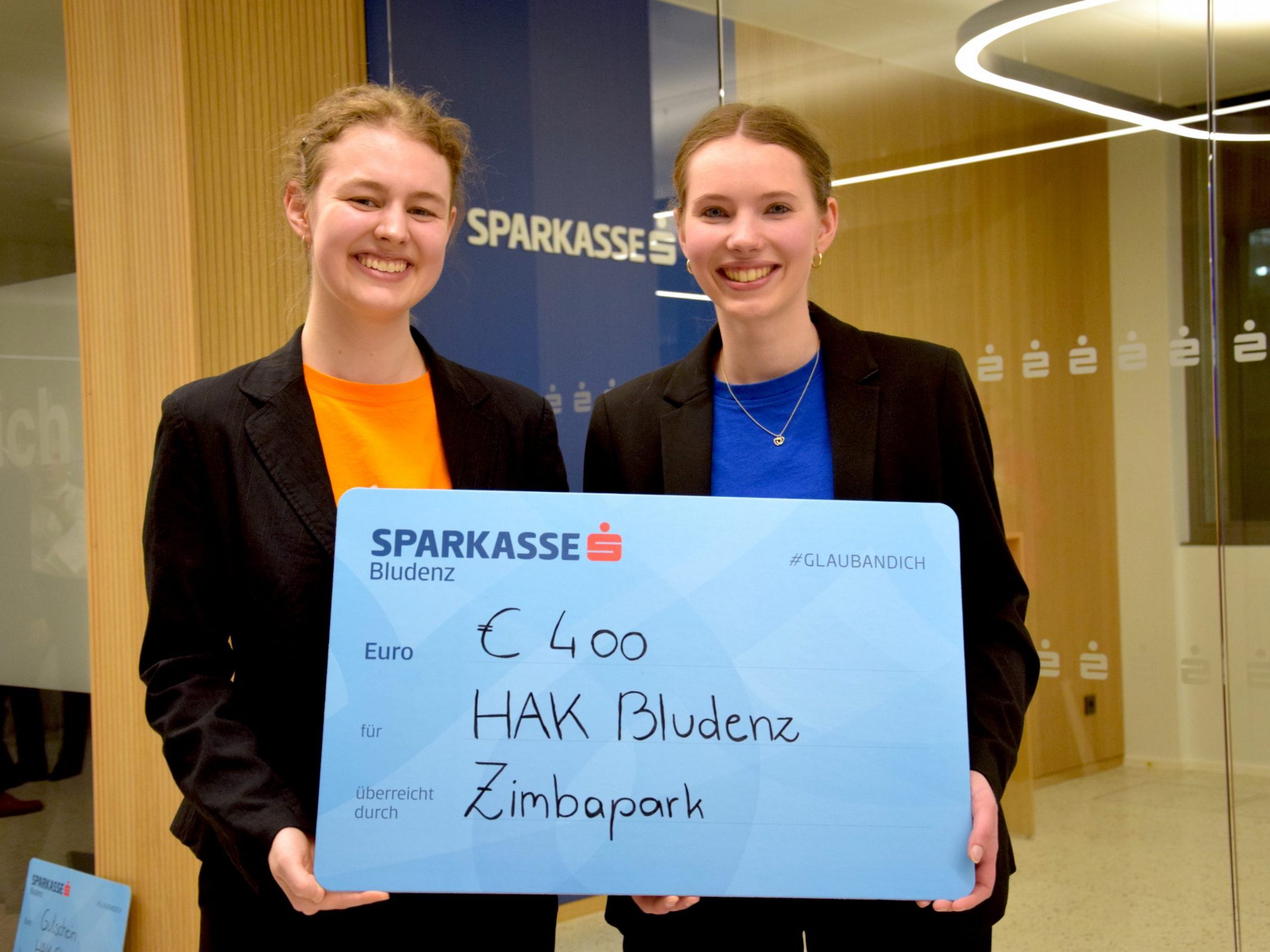 Die glücklichen Gewinnerinnen des diesjährigen #glaubandich awards: Sabrina Goossens (l.) und Lena Pfefferkorn aus dem Montafon.