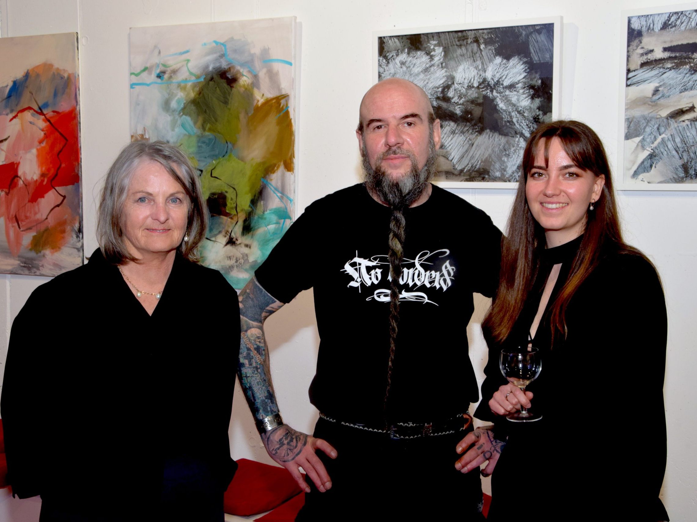 Gerda Tschofen, Patrick Roth und Leah Camilla Tschofen (v. l.) stellen im kukuphi aus.