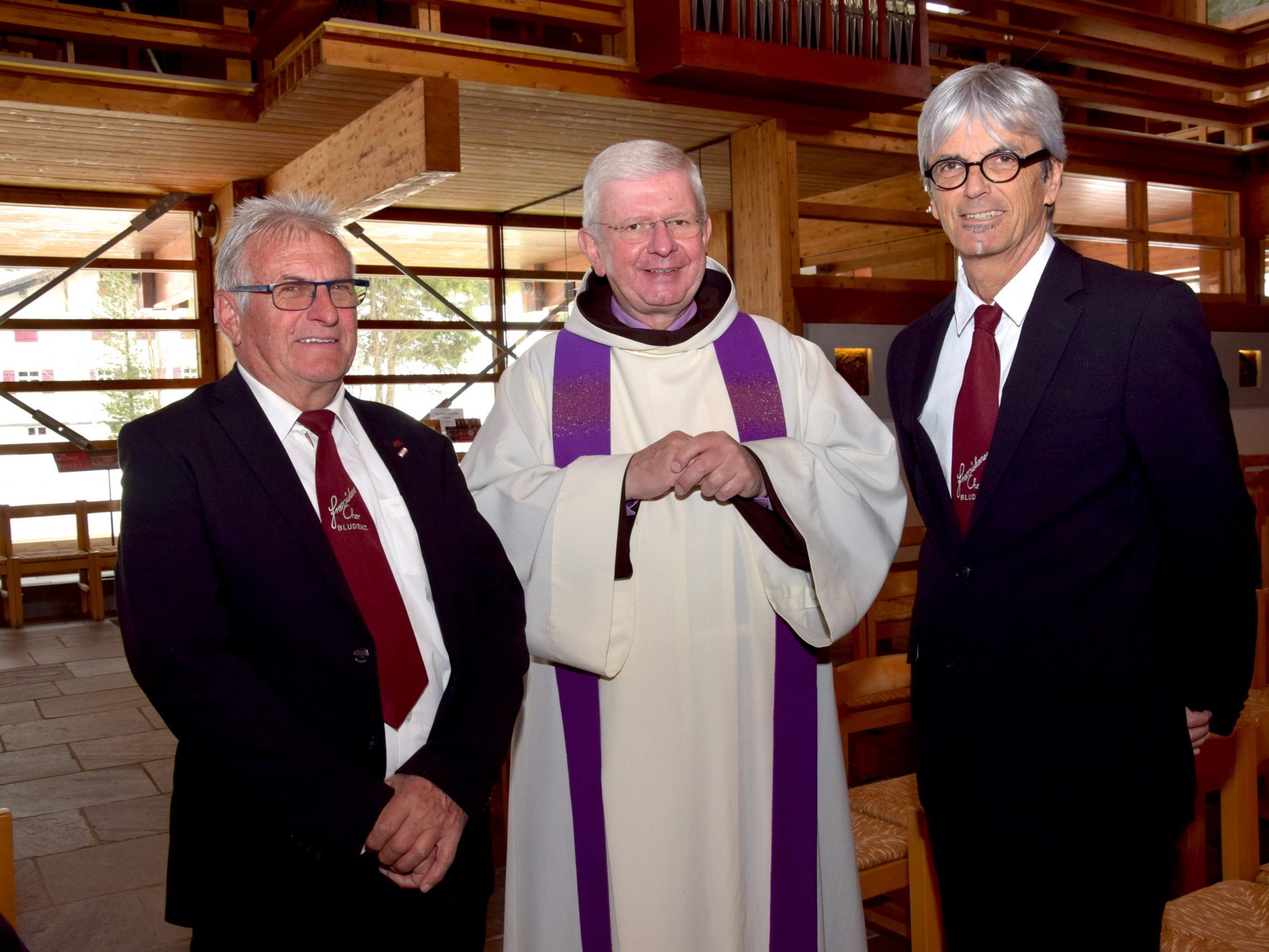 Franziskanerpater Adrian (Mitte) begrüßte in der Neuen Pfarrkirche Lech den Franziskaner Chor Bludenz - links Chorobmann Adi Burtscher und rechts Chorleiter Mario Ploner.