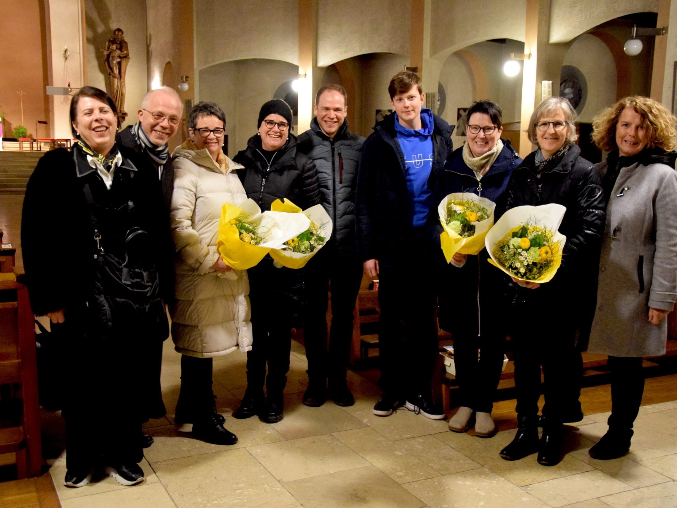 Eine der Messfeiern mit Fastenpredigt gestalteten Barbara Dressel, Manuela Schallert, Doris Kaufmann und Melitta Fritsche gesanglich mit. Das Leitungsteam des katholischen Seelsorgeraumes dankte ihnen mit Blumen für ihren Dienst in der Kirche.