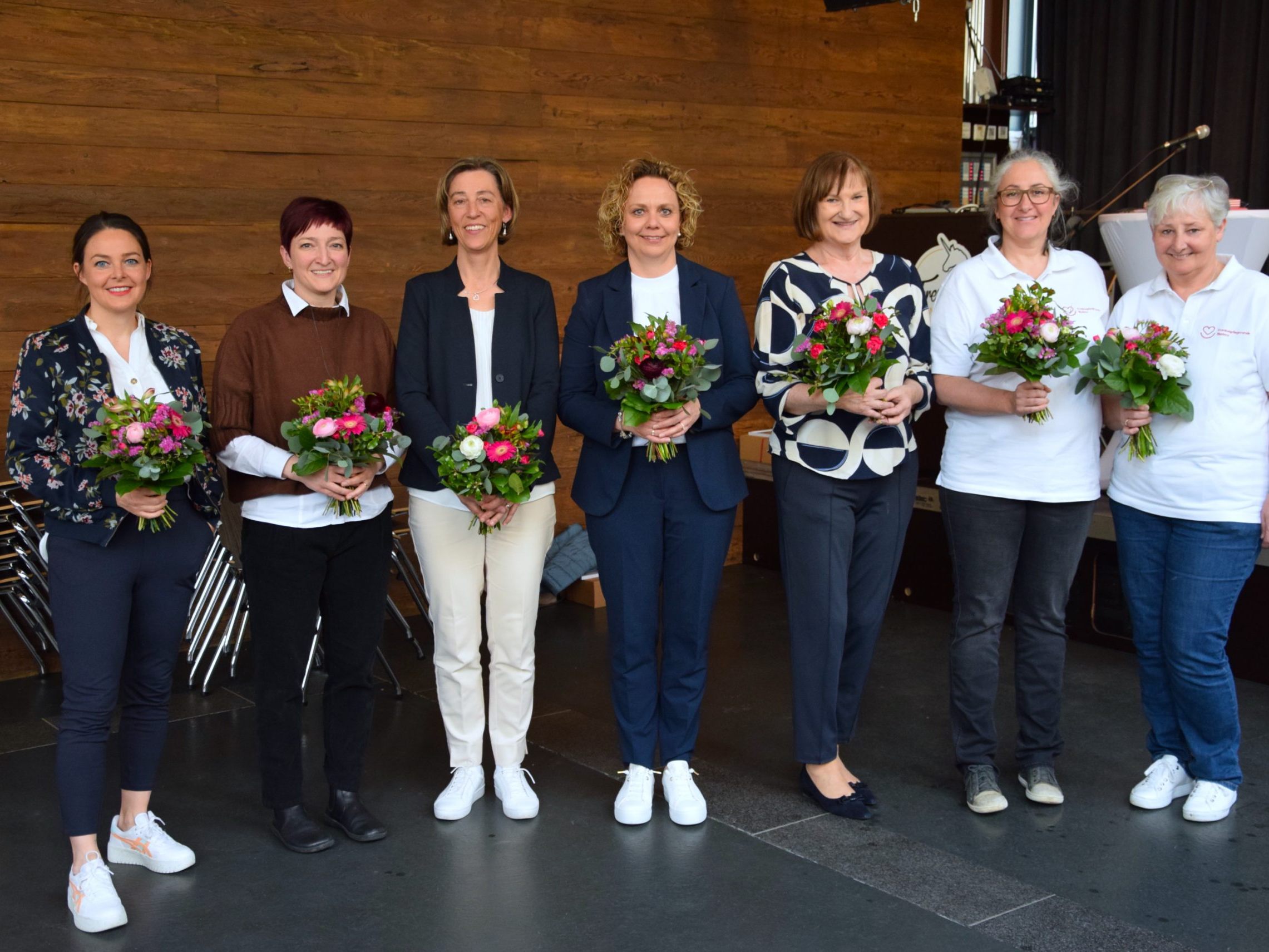 Die KPV Bludenz-Mitarbeitenden Ines Ganahl, Simona Marinier, Ingrid Summer, Angelika Boschetto, Obfrau Gerhild Feuerstein, Isabella Grass und Petra Bachmann (von links) bekamen Blumen.