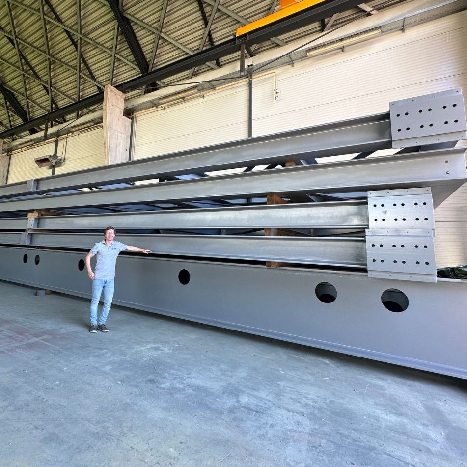 Thaler Stahlbau aus Hard bereitet sich auf eine Sondertransport der Extraklasse vor.