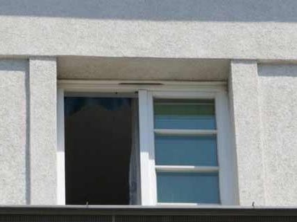 Der Bub stürzte aus einem Fenster im fünften Stock eines Wohnhauses in Wien-Meidling. Der Bub stürzte aus einem Fenster im fünften Stock eines Wohnhauses in Wien-Meidling.