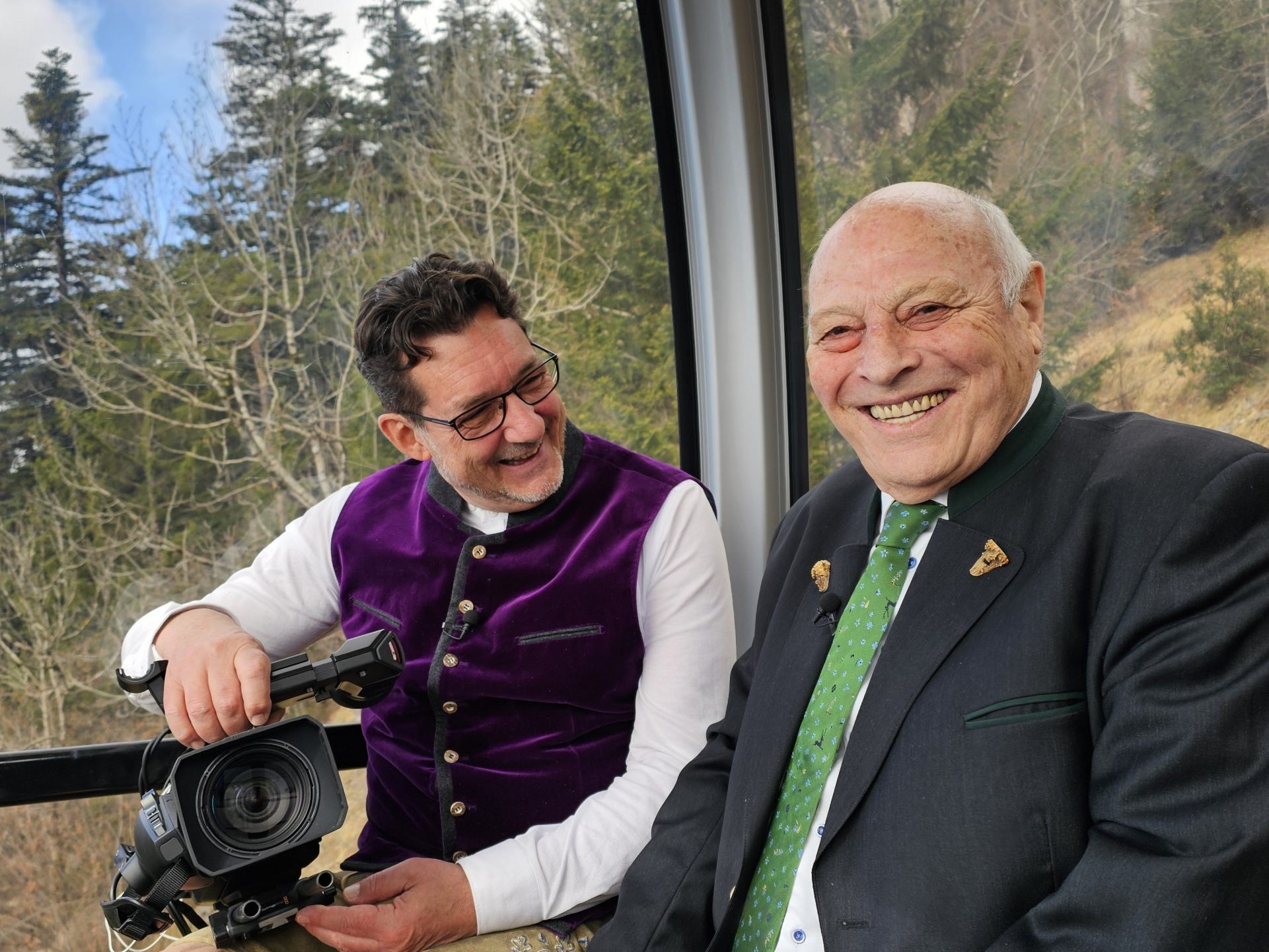 Humorvoll und informativ berichtet der Südtiroler Landeshauptmann a.D. Dr. Luis Durnwalder (re) bei Humorvoll und informativ berichtet der Südtiroler Landeshauptmann a.D. Dr. Luis Durnwalder (re) bei