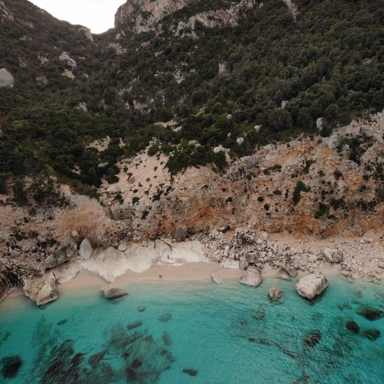 Cala Goloritzè mit weißen Kieselsteinen und kristallklarem Wasser ist der schönste Strand der Welt.
