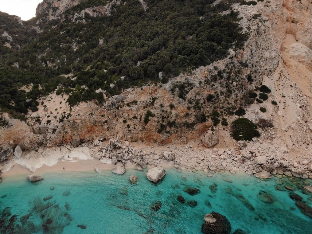 Cala Goloritzè mit weißen Kieselsteinen und kristallklarem Wasser ist der schönste Strand der Welt. Cala Goloritzè mit weißen Kieselsteinen und kristallklarem Wasser ist der schönste Strand der Welt.