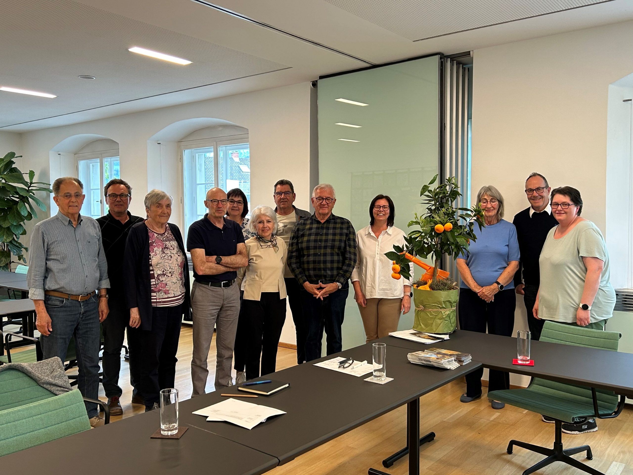 Der Rankweiler Seniorenbeirat mit dem neuen Obmann Dr. Siegfried Hartmann (4. von links). Rechts neben ihm seine Stellvertreterin Bernadette Kronberger und sein Vorgänger Franz Abbrederis. Der Rankweiler Seniorenbeirat mit dem neuen Obmann Dr. Siegfried Hartmann (4. von links). Rechts neben ihm seine Stellvertreterin Bernadette Kronberger und sein Vorgänger Franz Abbrederis.