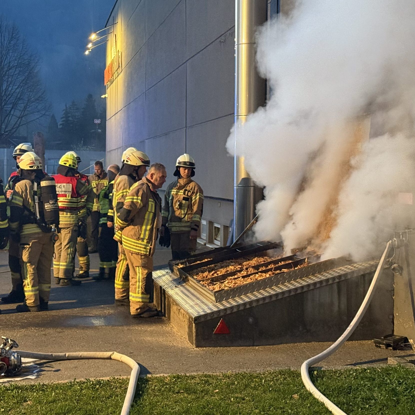 Rauch steigt aus dem Hackschnitzellager auf.