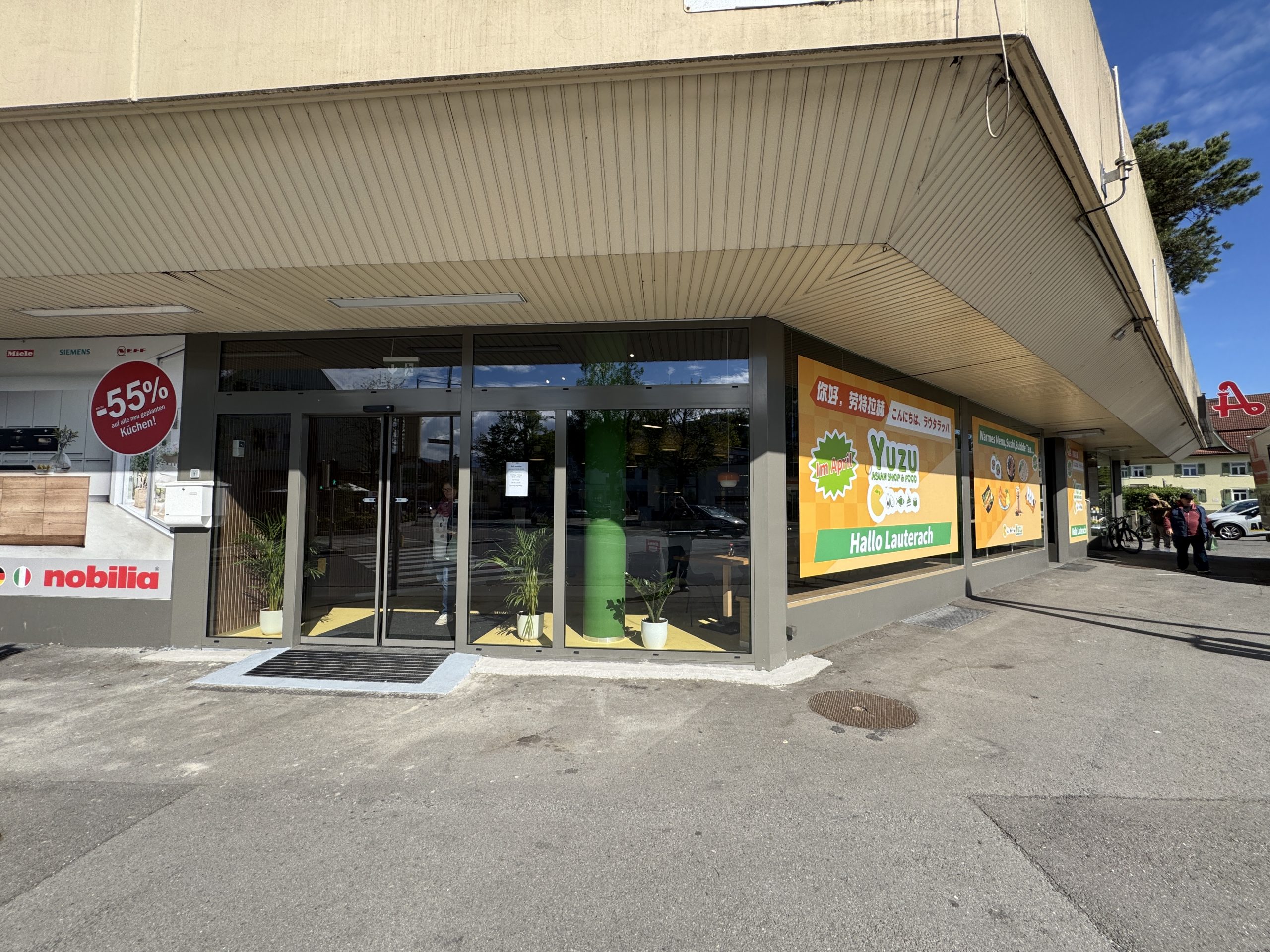 Der Laden befindet sich direkt an der Hauptstraße. Der Laden befindet sich direkt an der Hauptstraße.