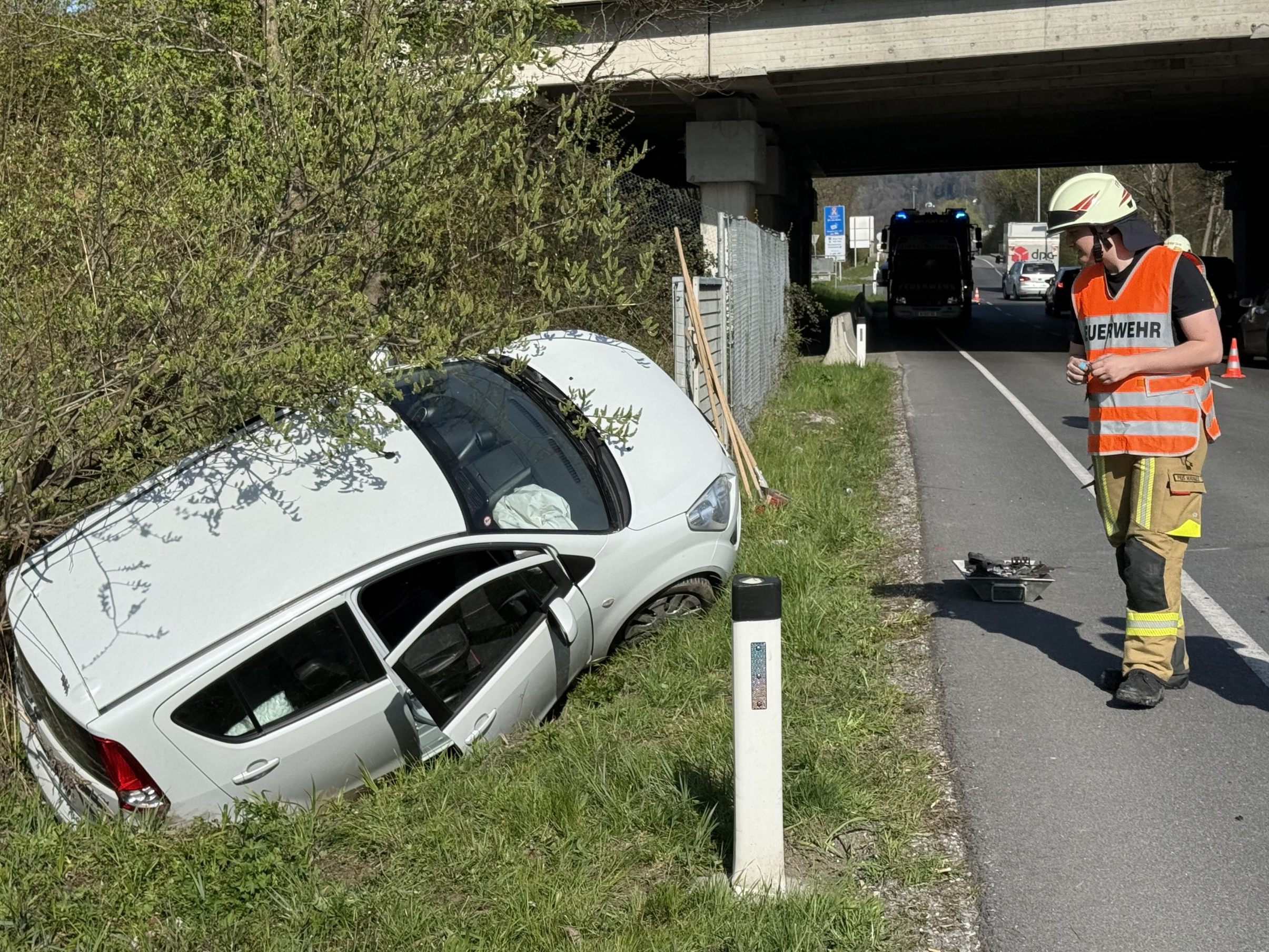 Pkw nach Zusammenprall auf der Senderstraße in Graben gelandet Pkw nach Zusammenprall auf der Senderstraße in Graben gelandet