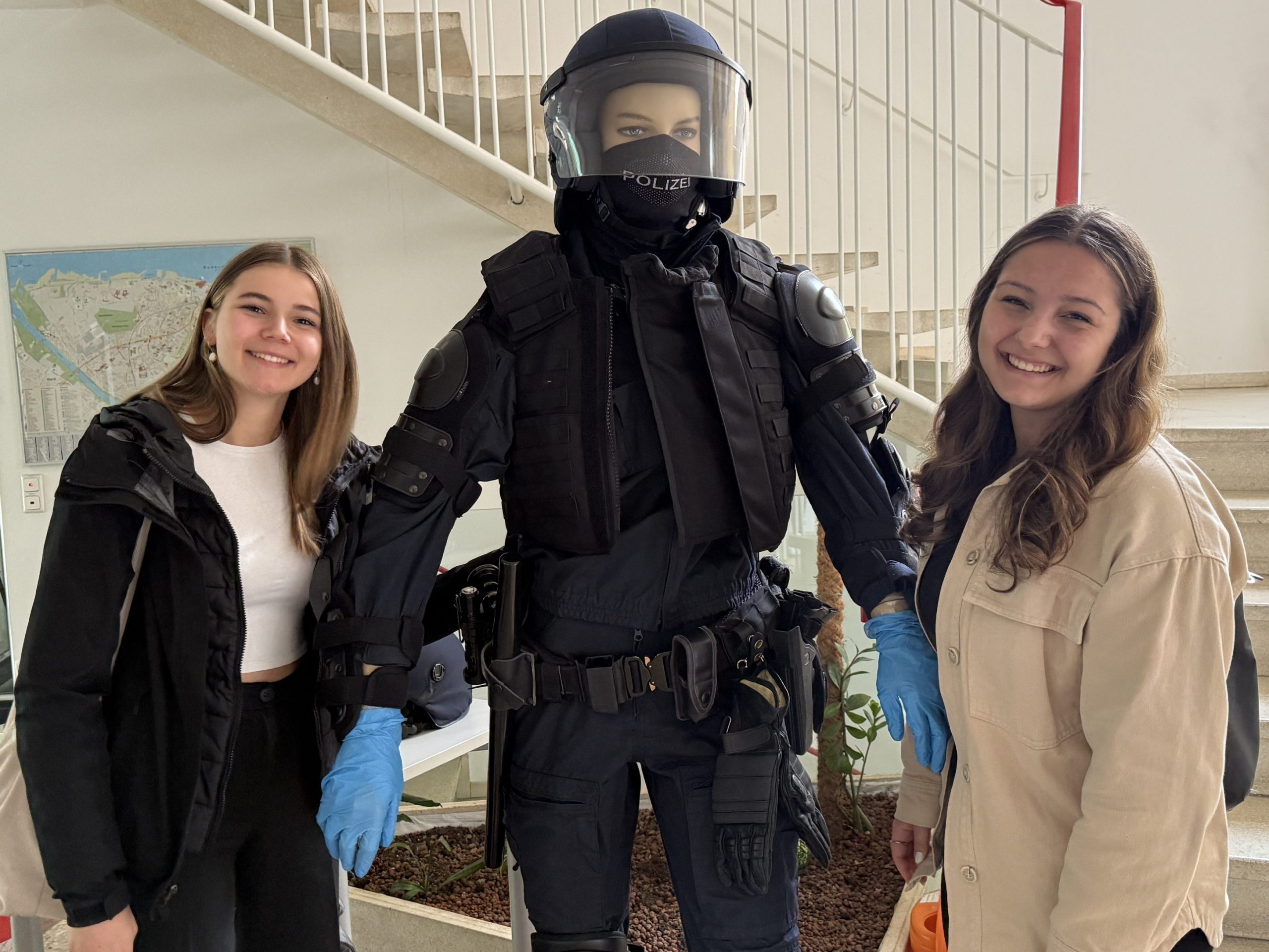 Lisa und Ana beim Girls Day bei der Polizei. Lisa und Ana beim Girls Day bei der Polizei.