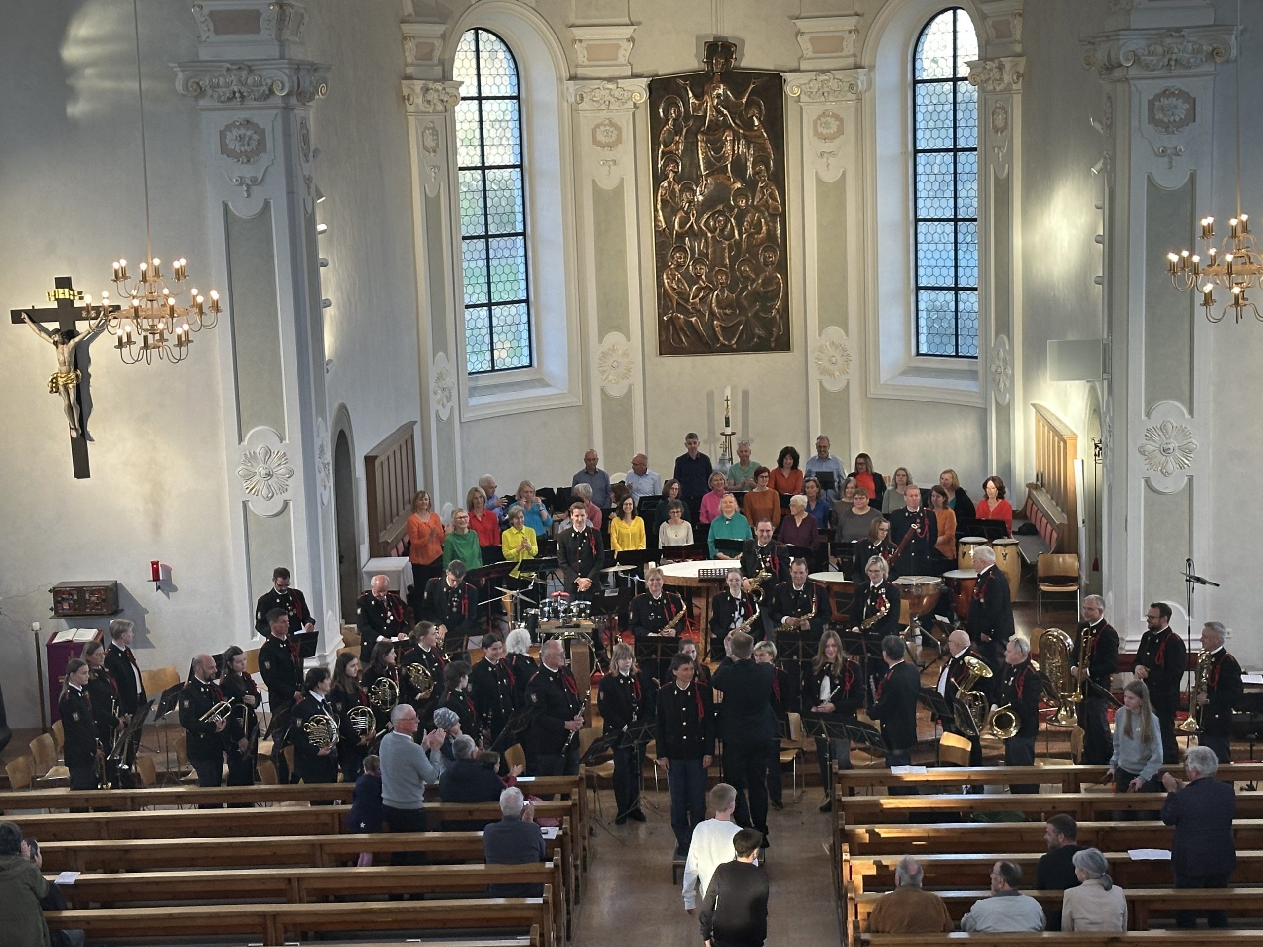 Klanggewaltiges Gemeinschaftskonzert von Schützenmusik und Kirchenchor in der Pfarrkirche St. Kilian Klanggewaltiges Gemeinschaftskonzert von Schützenmusik und Kirchenchor in der Pfarrkirche St. Kilian