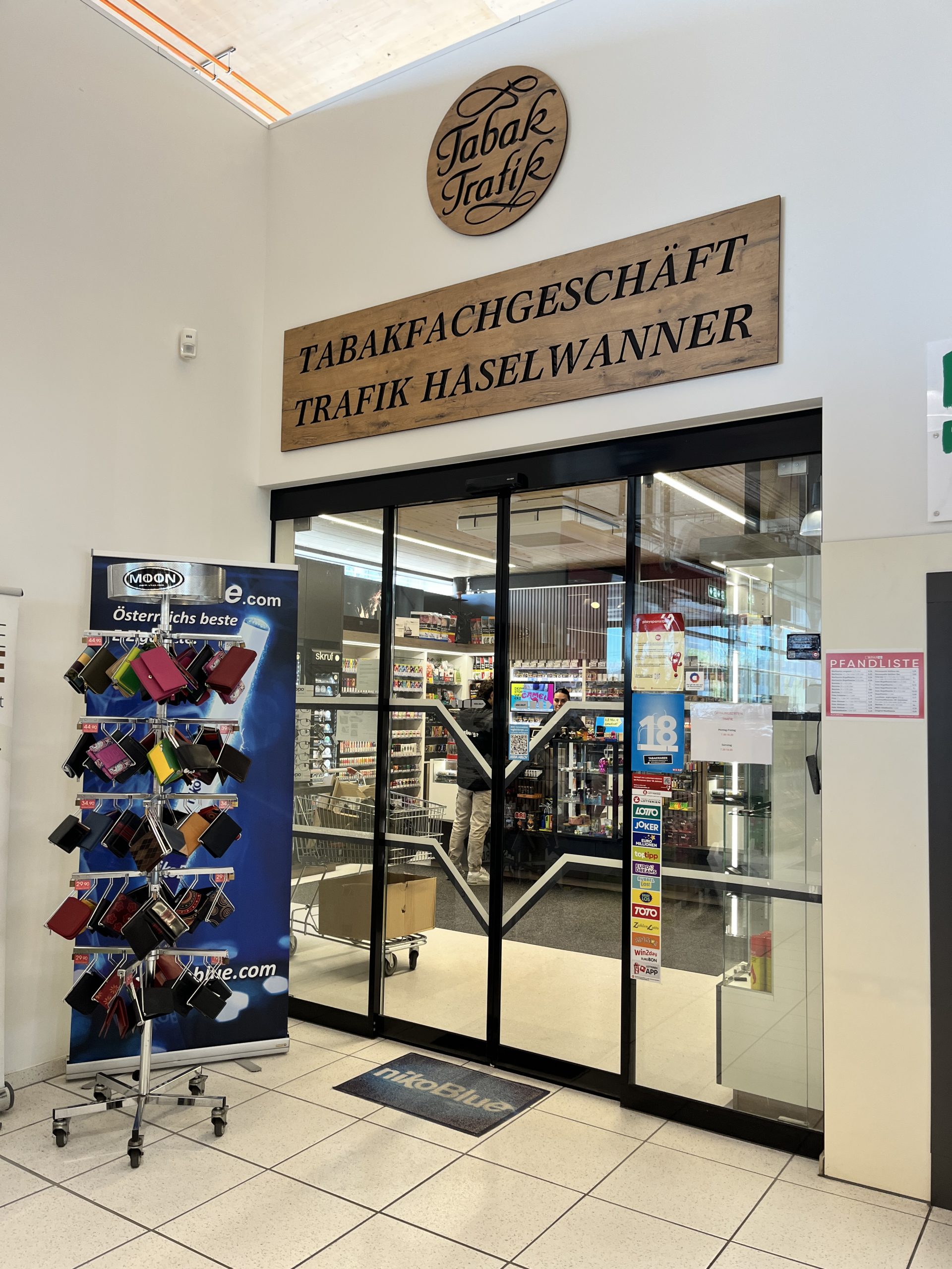 Sein Tabakfachgeschäft in Hohenems. Sein Tabakfachgeschäft in Hohenems.