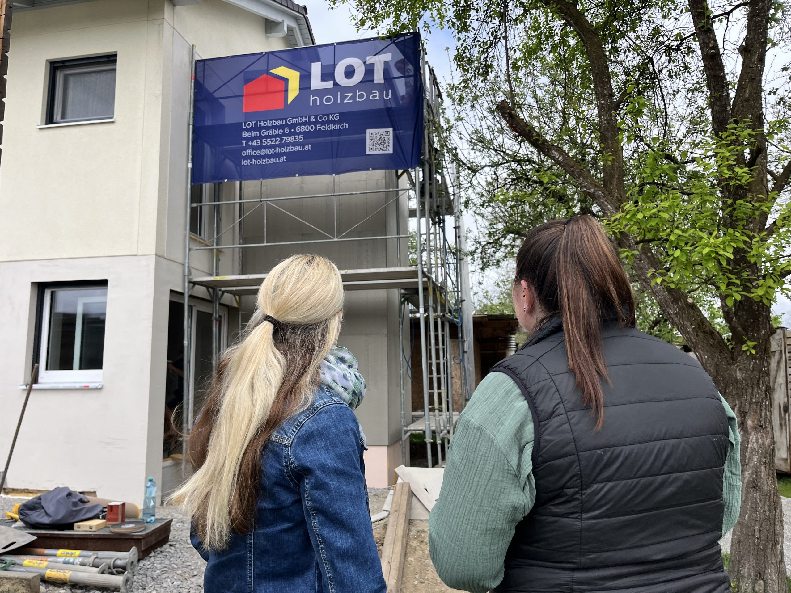 Auf der Baustelle arbeiten alle fleißig mit.