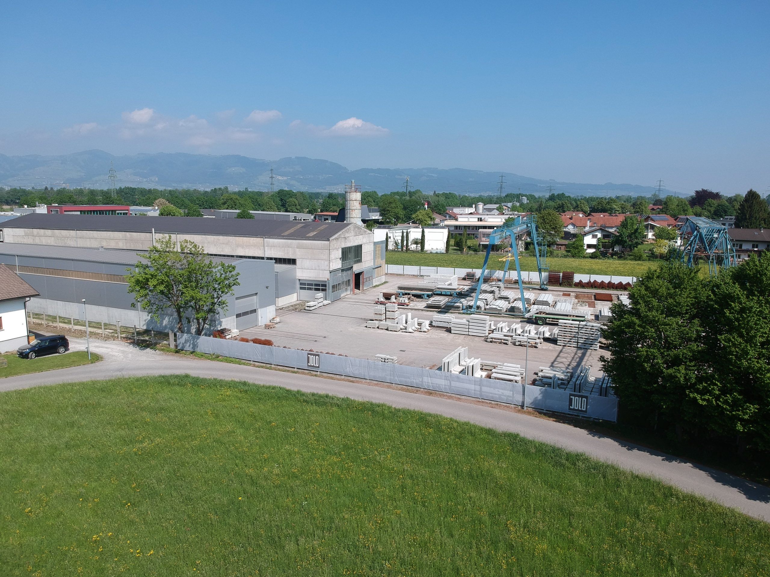 JOLO Betonfertigteile erweitert den Firmensitz in Götzis um rund 1.200 Quadratmeter Produktionsfläche und investiert in eine topmoderne Mischanlage. JOLO Betonfertigteile erweitert den Firmensitz in Götzis um rund 1.200 Quadratmeter Produktionsfläche und investiert in eine topmoderne Mischanlage.