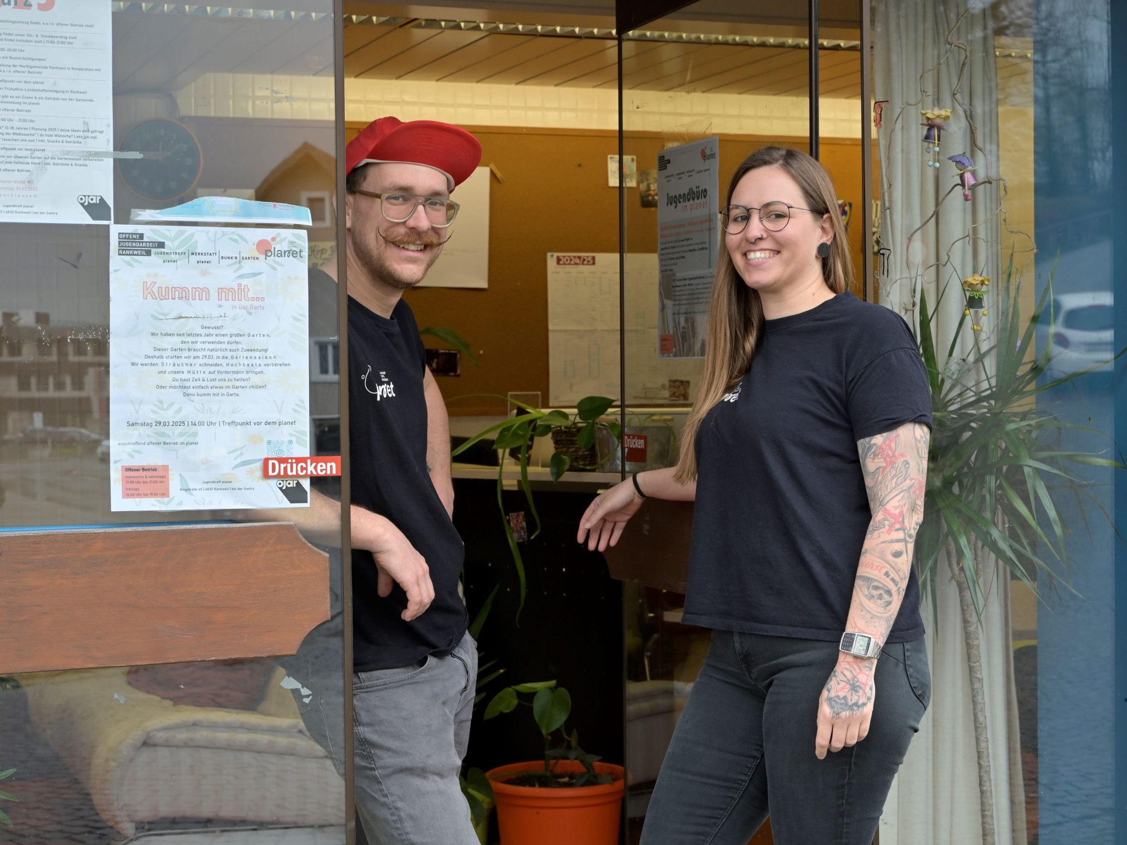 Jeremias Morscher und Michelle Rainer von der Offenen Jugendarbeit Rankweil vor dem Eingang zum Jugendbüro.