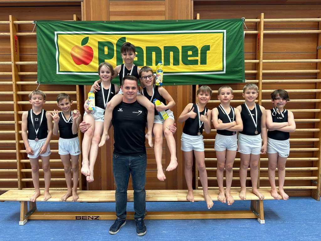 Die Turner - VVP 2016 freuten sich gemeinsam mit Trainer Josef über die tollen Erfolge. Die Turner - VVP 2016 freuten sich gemeinsam mit Trainer Josef über die tollen Erfolge.