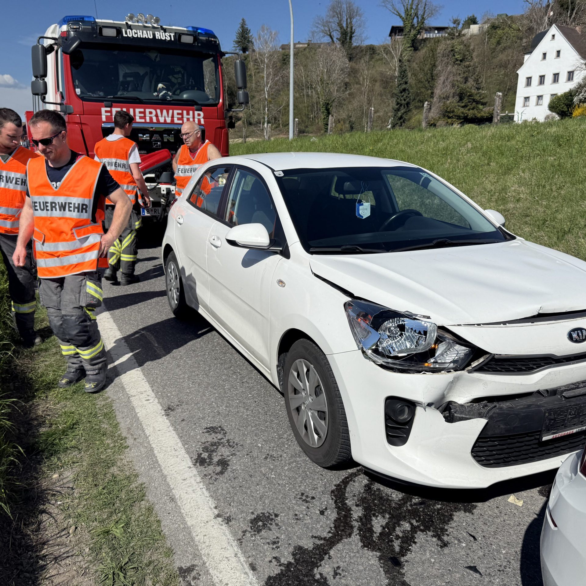 Die Feuerwehr leitete den Verkehr an der Unfallstelle vorbei.