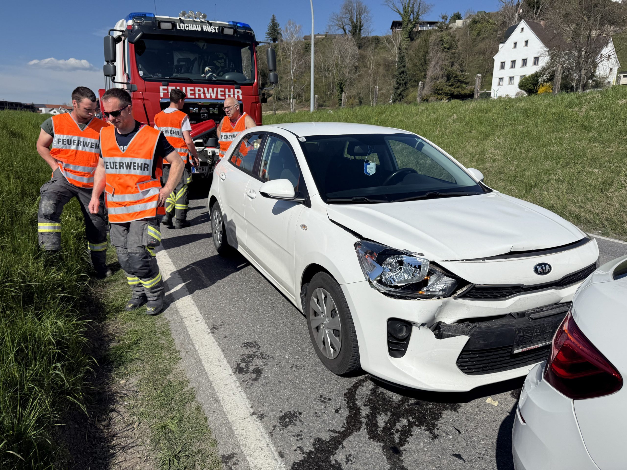 Die Feuerwehr leitete den Verkehr an der Unfallstelle vorbei. Die Feuerwehr leitete den Verkehr an der Unfallstelle vorbei.