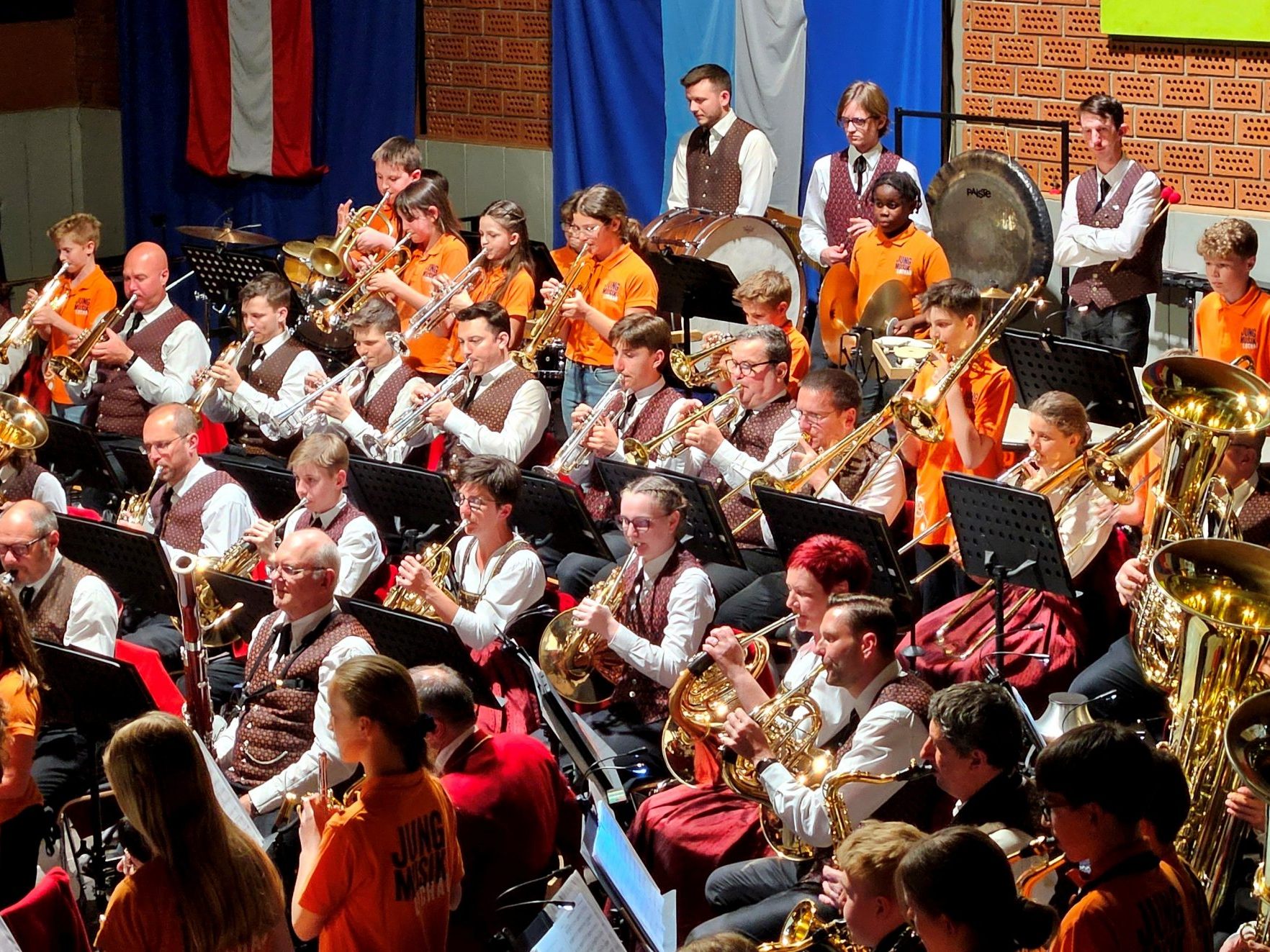 Auch die erfolgreiche „Jungmusik Lochau“ mit über 40 Jungmusikanten hatte beim Frühlingskonzert des Musikvereines Lochau im Kreis der arrivierten Musikanten mit dem Stück „Festivations“ ihren großen Auftritt.