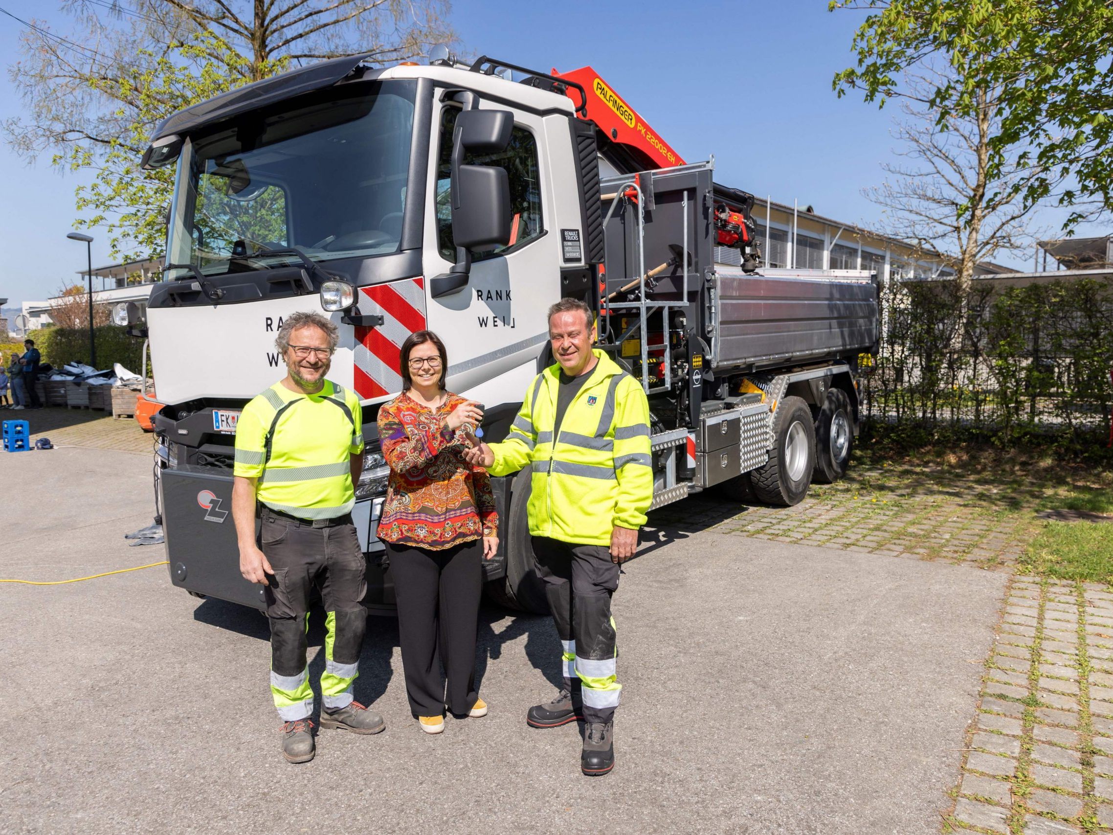 Bauhofleiter Wilfried Ammann mit Bgm. Katharina Wöß-Krall und Lkw-Fahrer Jakob Fessler. Bauhofleiter Wilfried Ammann mit Bgm. Katharina Wöß-Krall und Lkw-Fahrer Jakob Fessler.